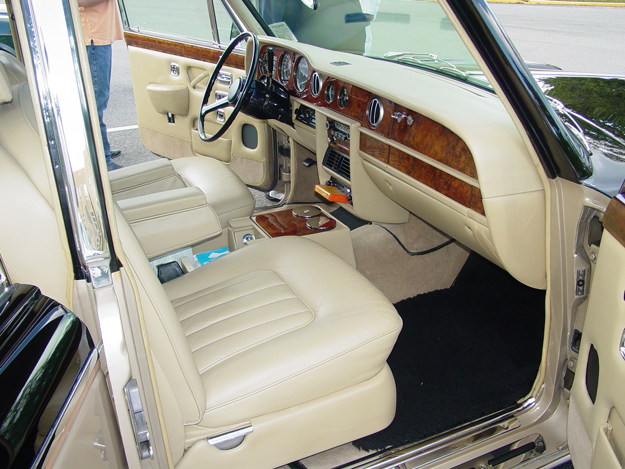 3rd Image of a 1977 ROLLS ROYCE SILVER SHADOW II