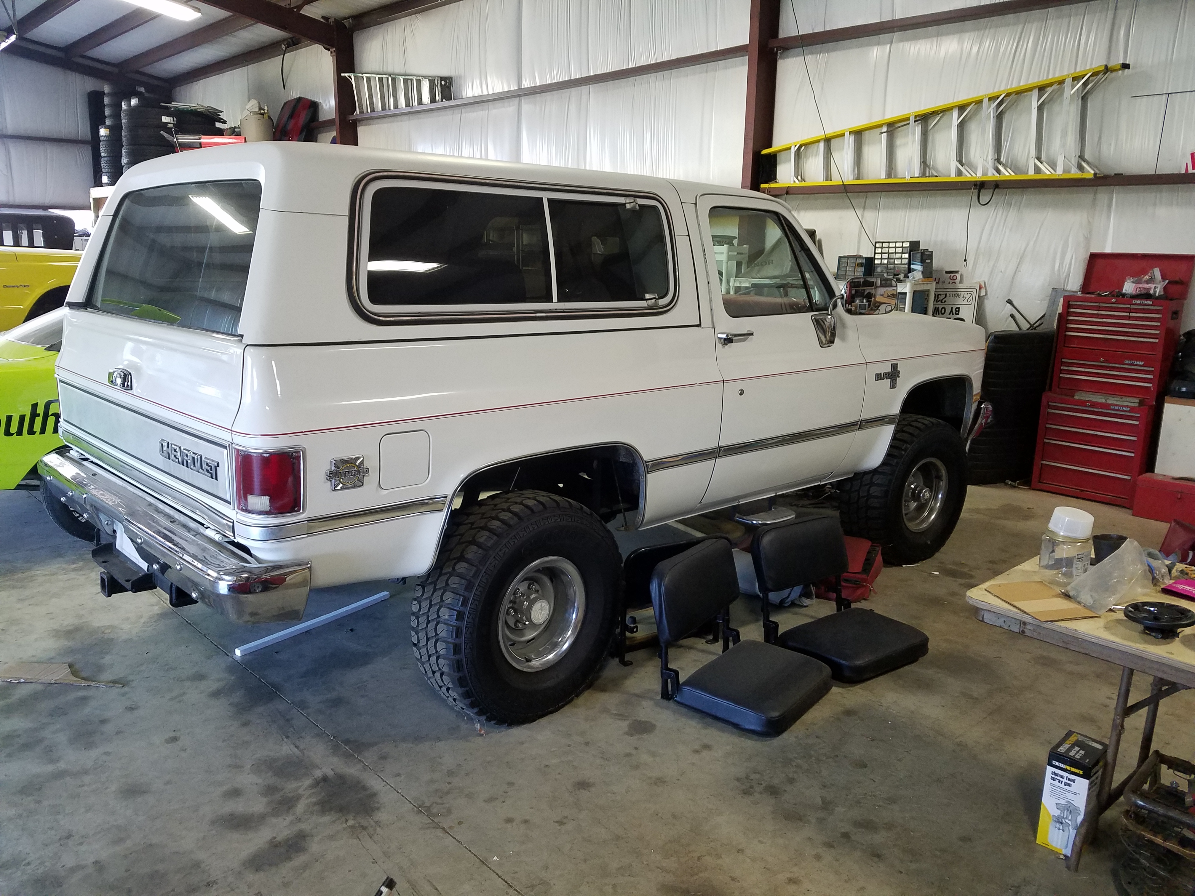 2nd Image of a 1985 CHEVROLET BLAZER 1/2 TON; K5/K10