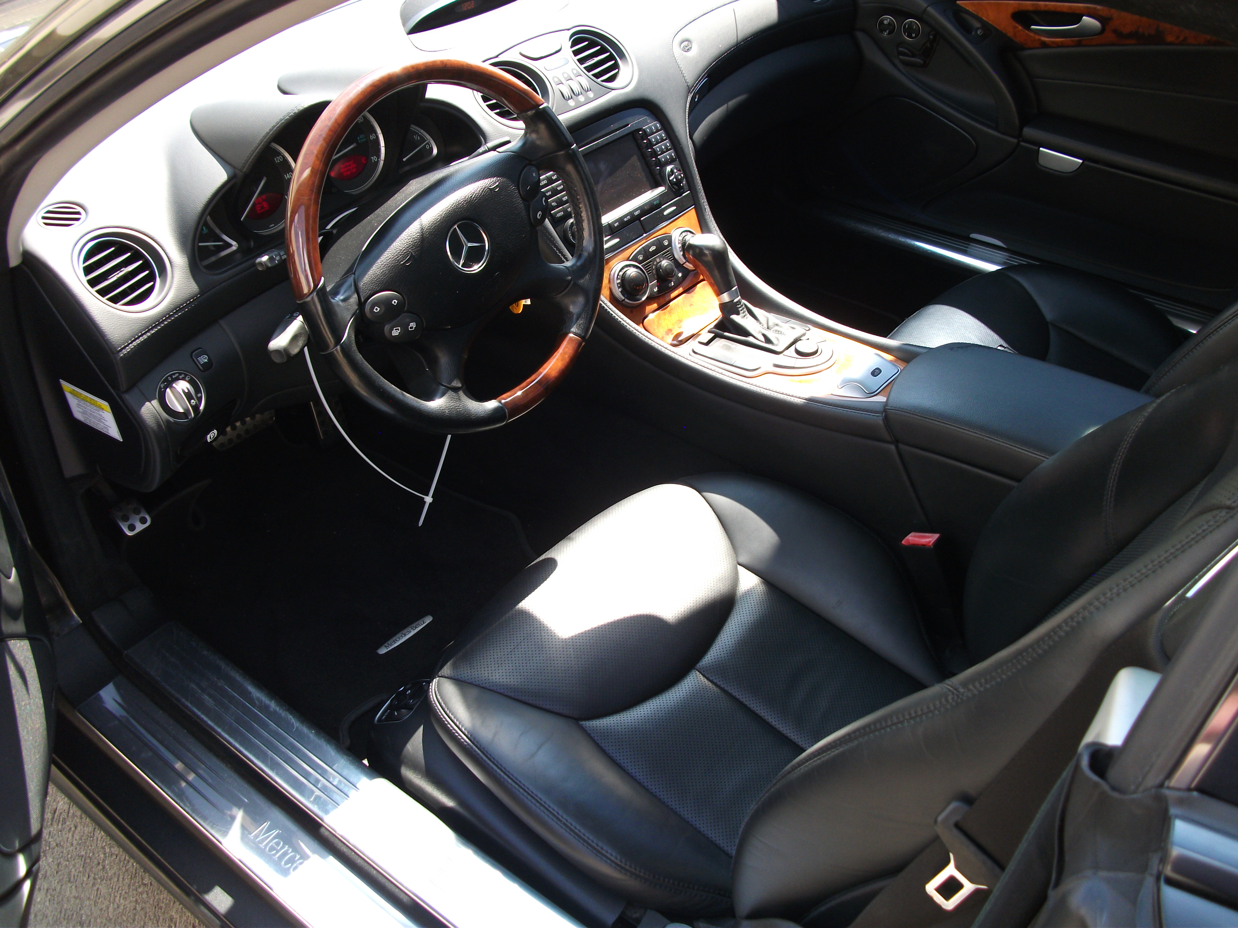 4th Image of a 2008 MERCEDES-BENZ SL-CLASS SL550