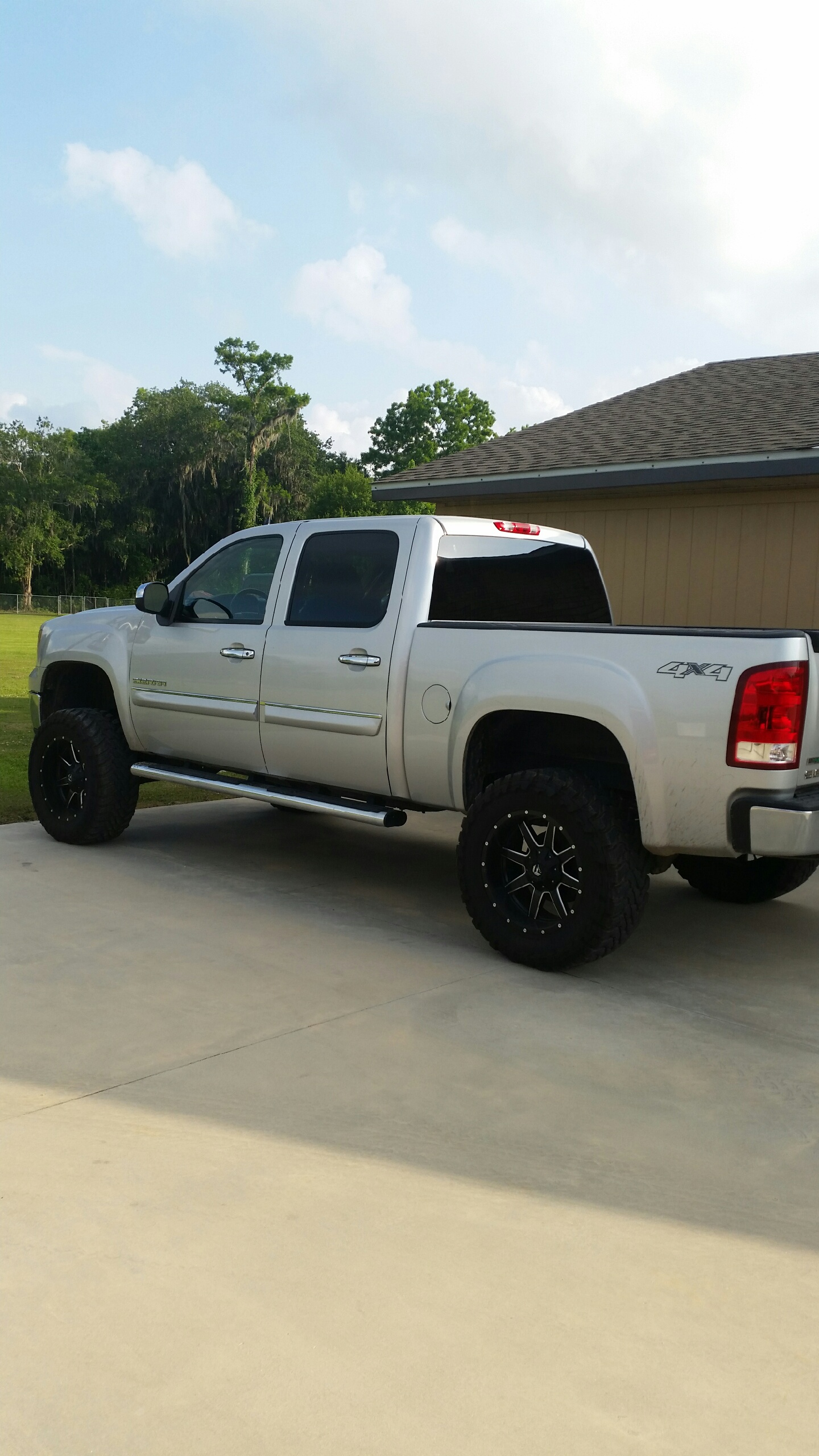 1st Image of a 2011 GMC SIERRA 1500 SLE