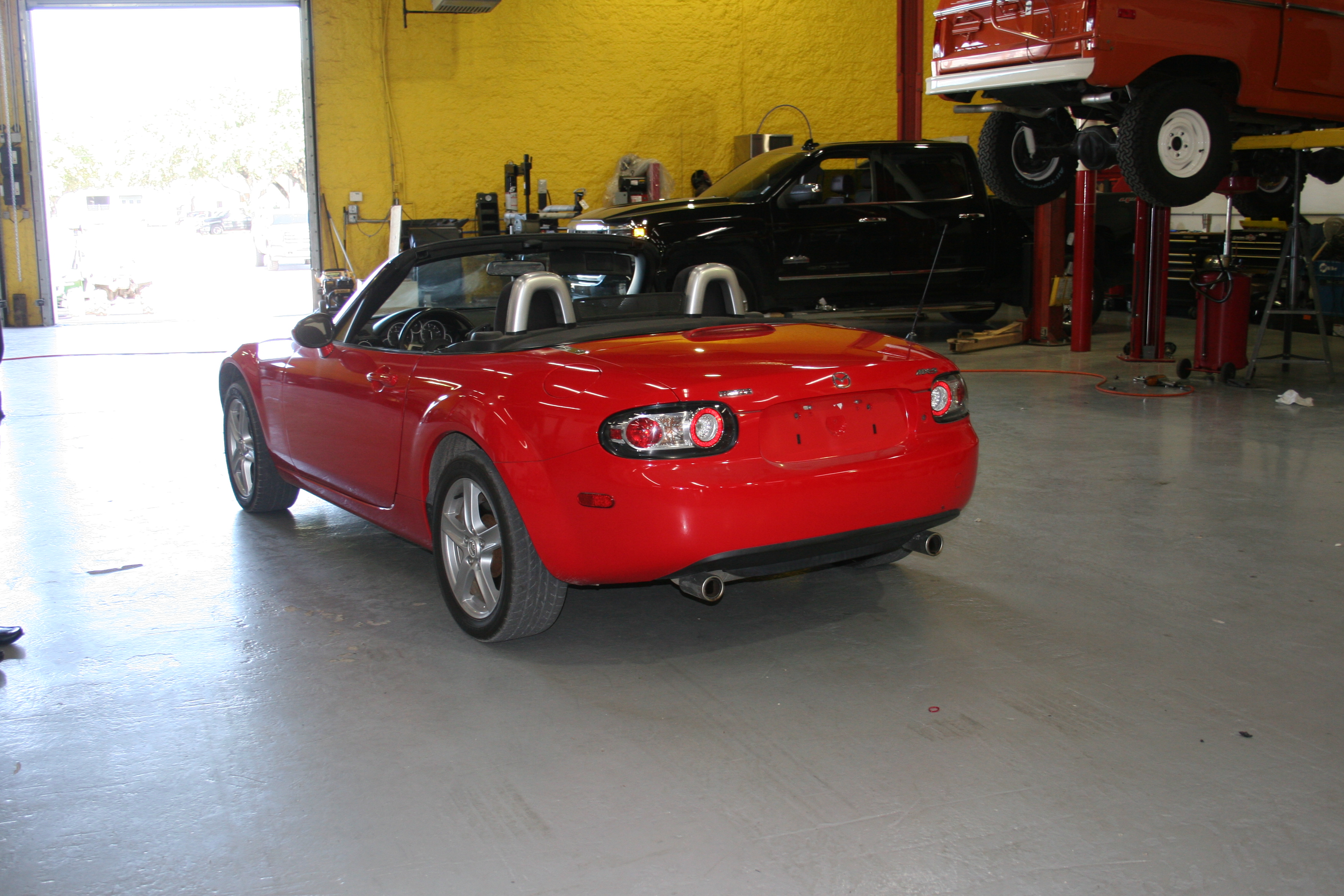 2nd Image of a 2006 MAZDA MX-5 MIATA