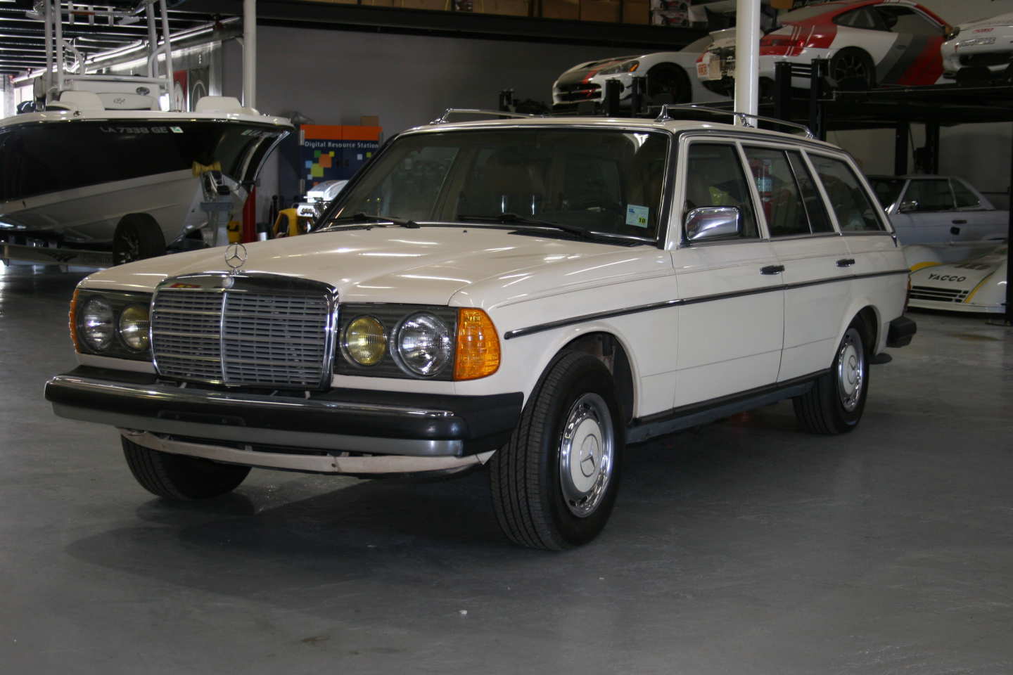 2nd Image of a 1985 MERCEDES 300TD