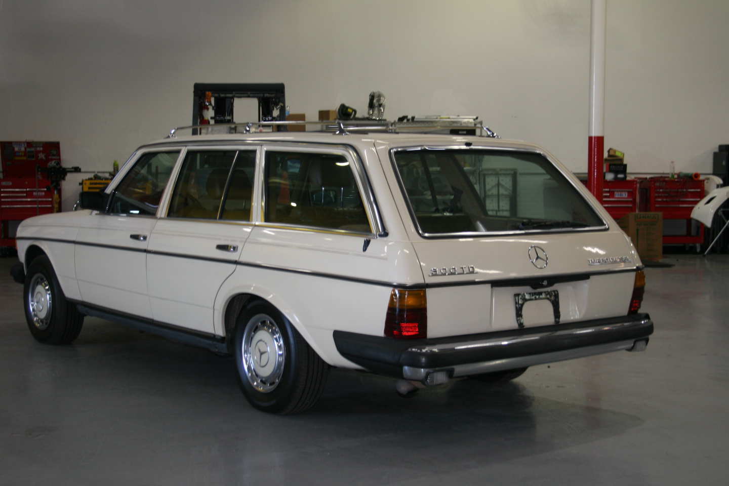 3rd Image of a 1985 MERCEDES 300TD