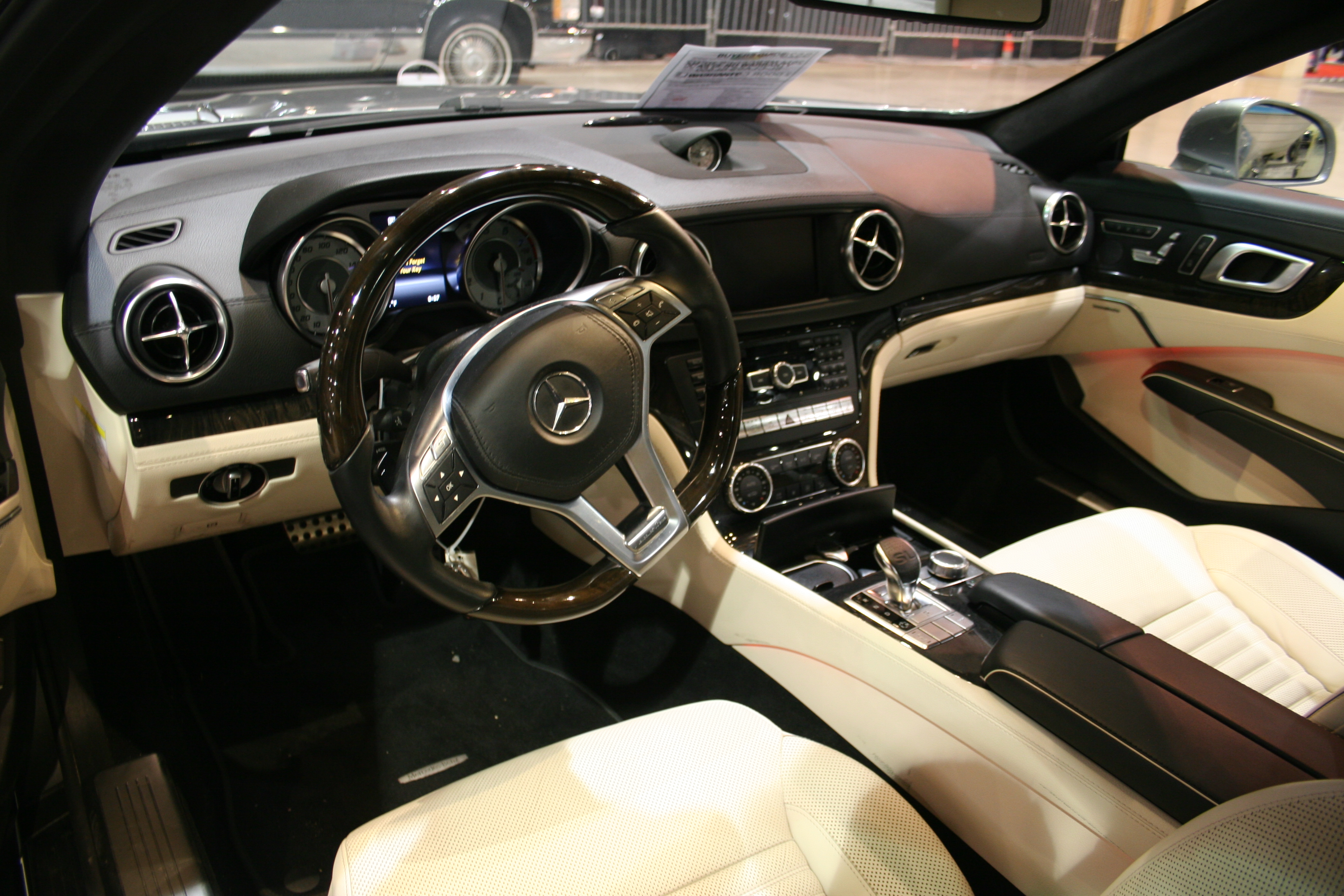 2nd Image of a 2014 MERCEDES-BENZ SL-CLASS SL550