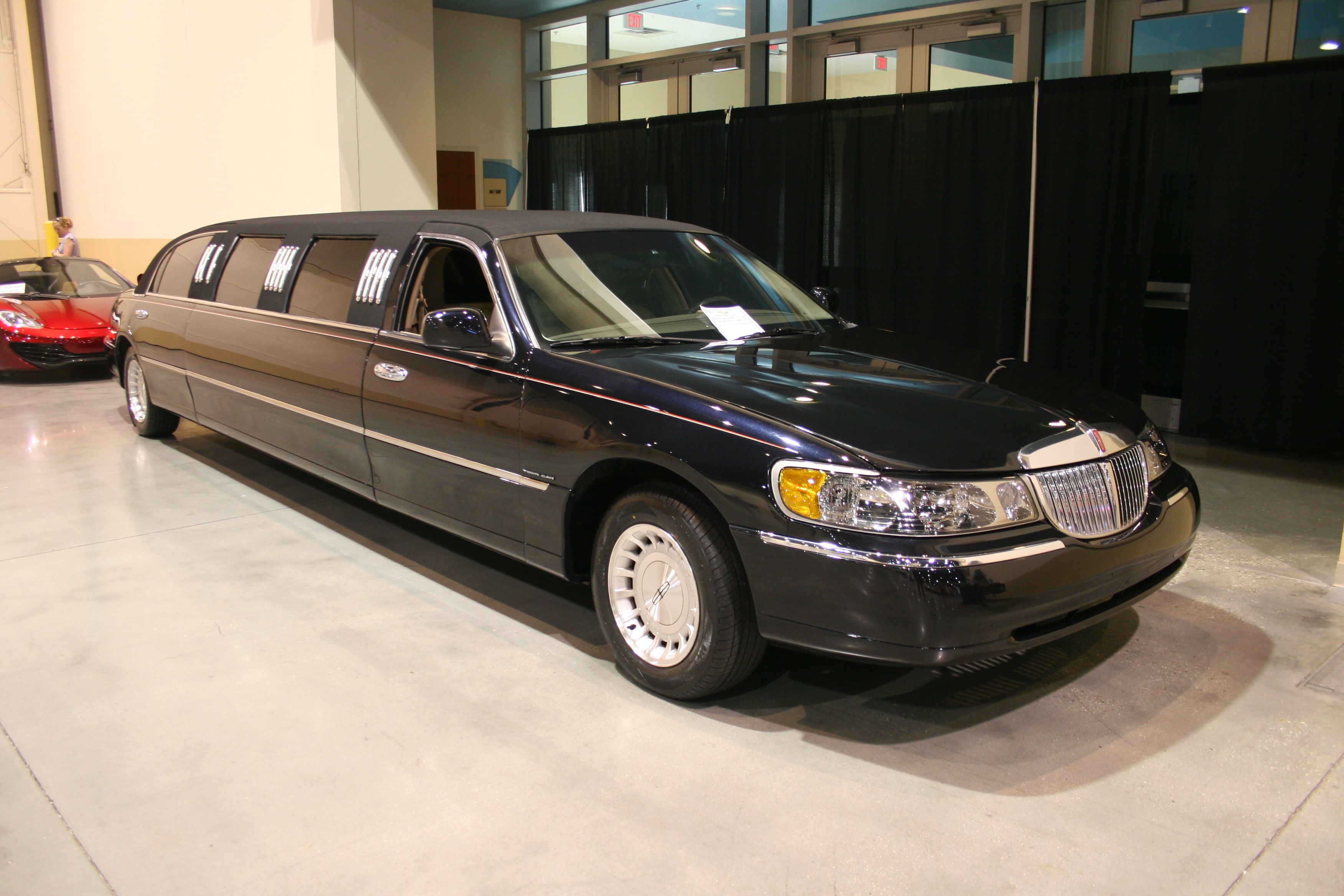1st Image of a 1998 LINCOLN TOWN CAR EXECUTIVE