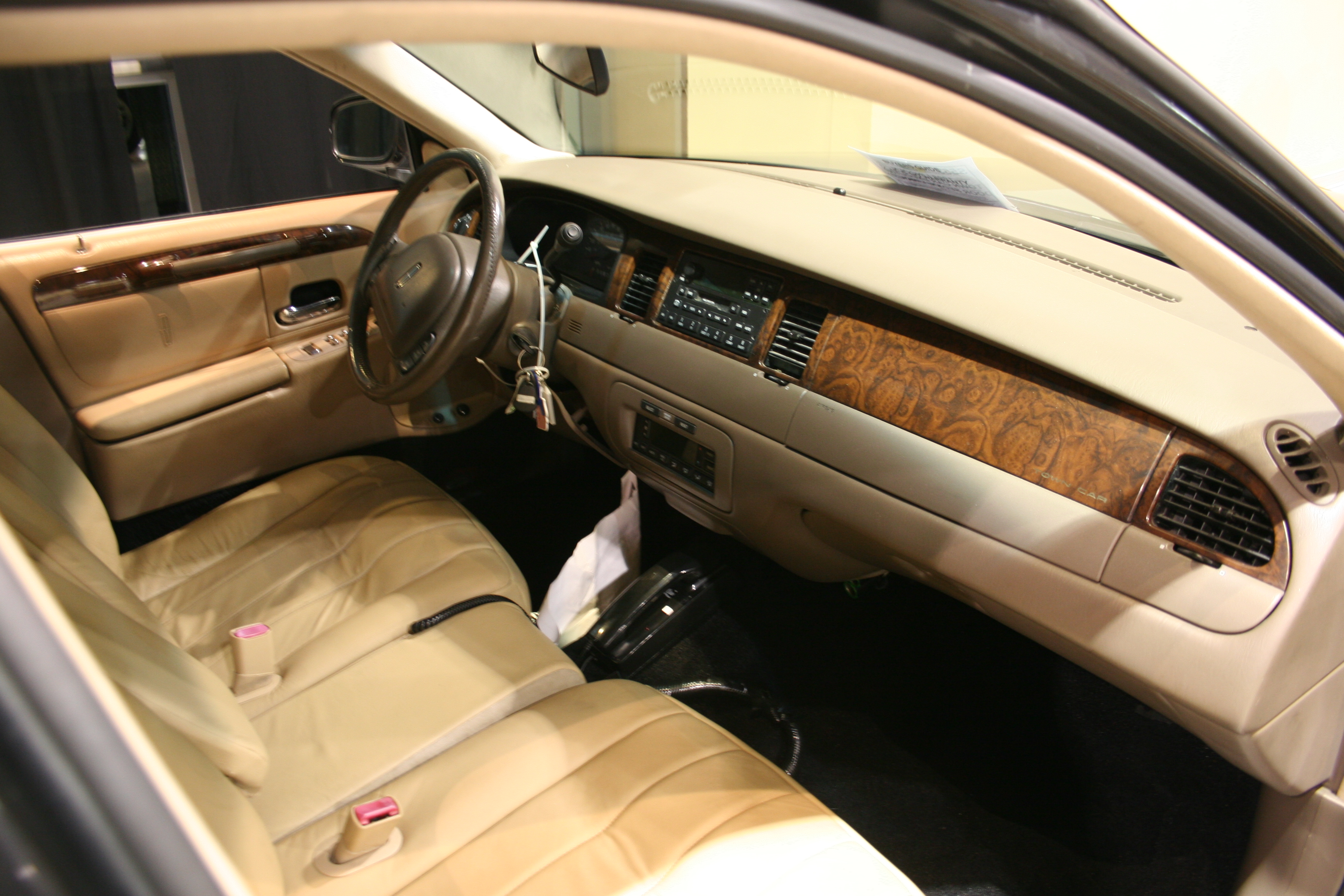 2nd Image of a 1998 LINCOLN TOWN CAR EXECUTIVE