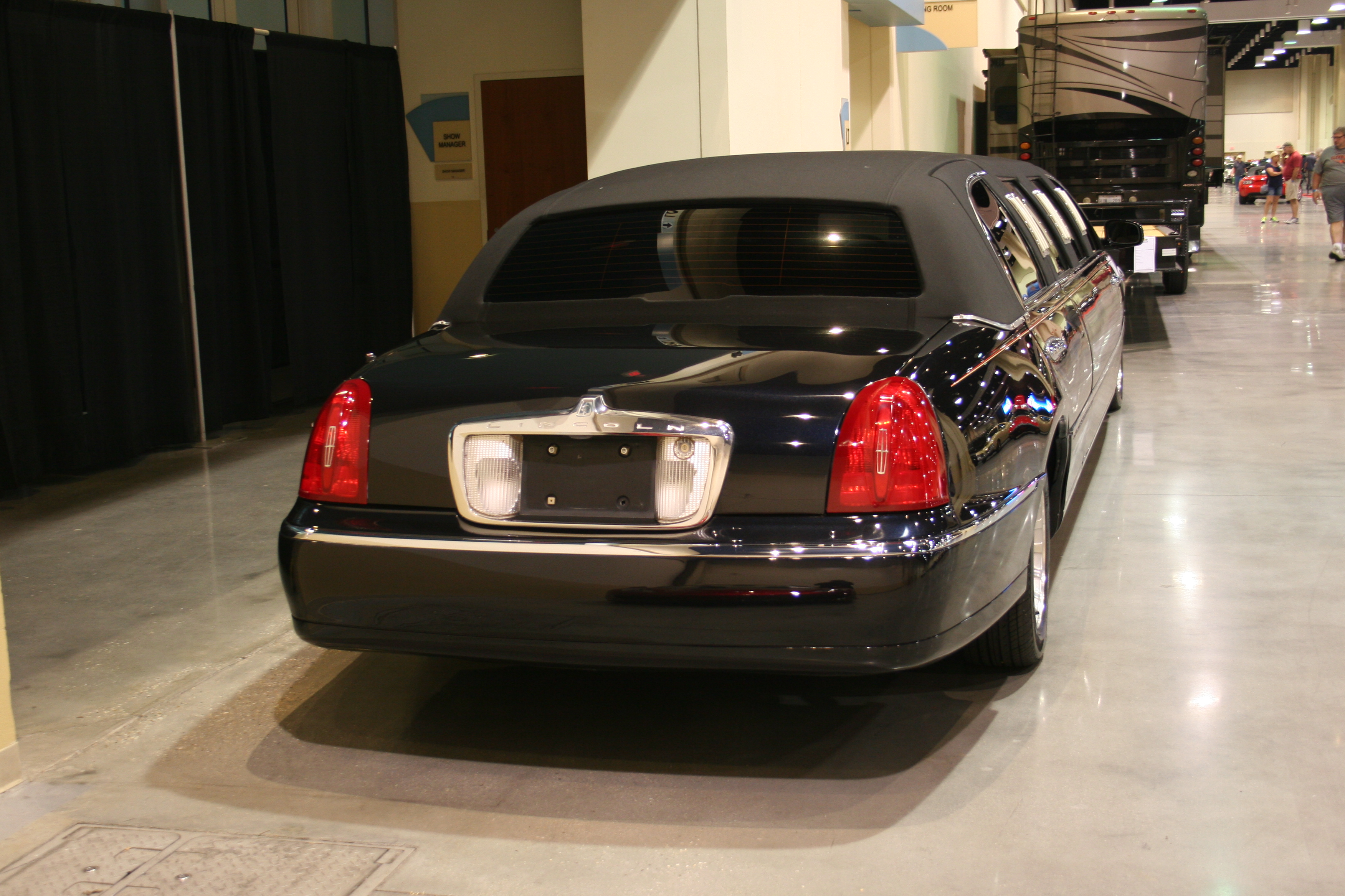 7th Image of a 1998 LINCOLN TOWN CAR EXECUTIVE