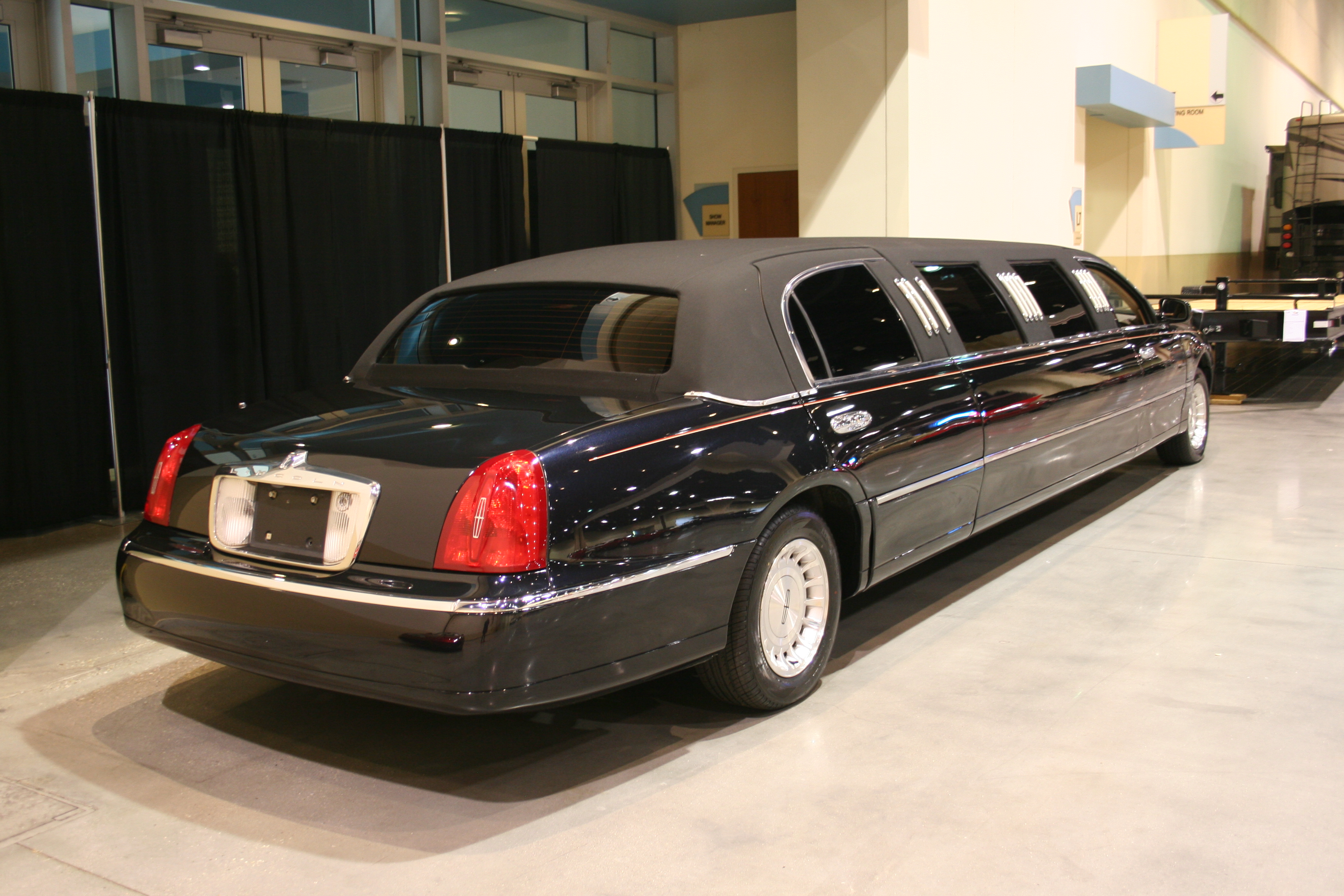 8th Image of a 1998 LINCOLN TOWN CAR EXECUTIVE