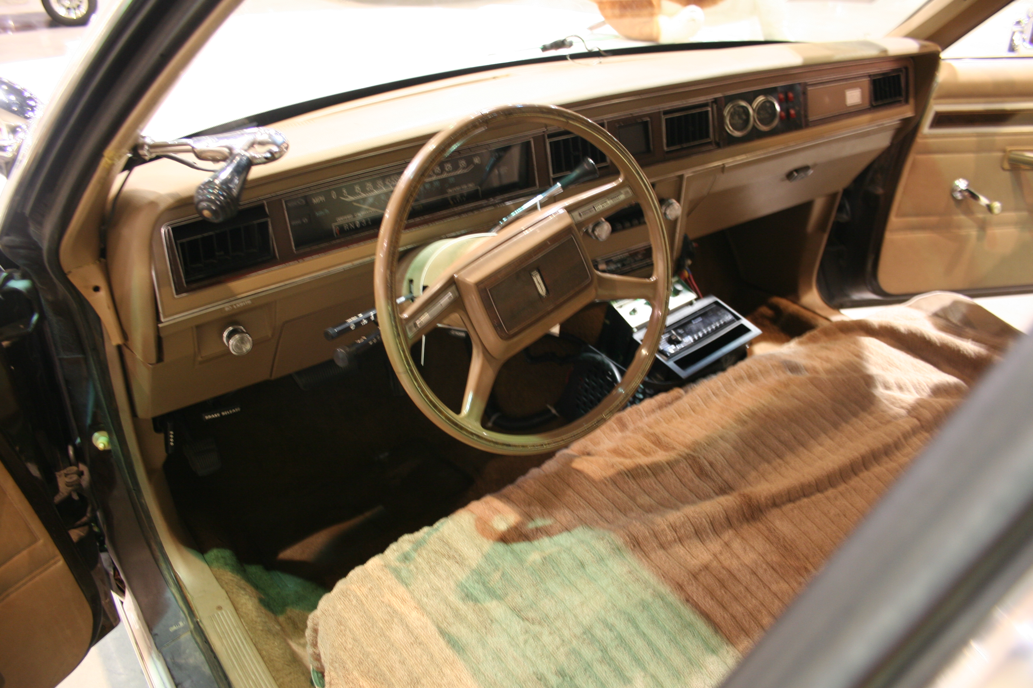 2nd Image of a 1982 FORD LTD S