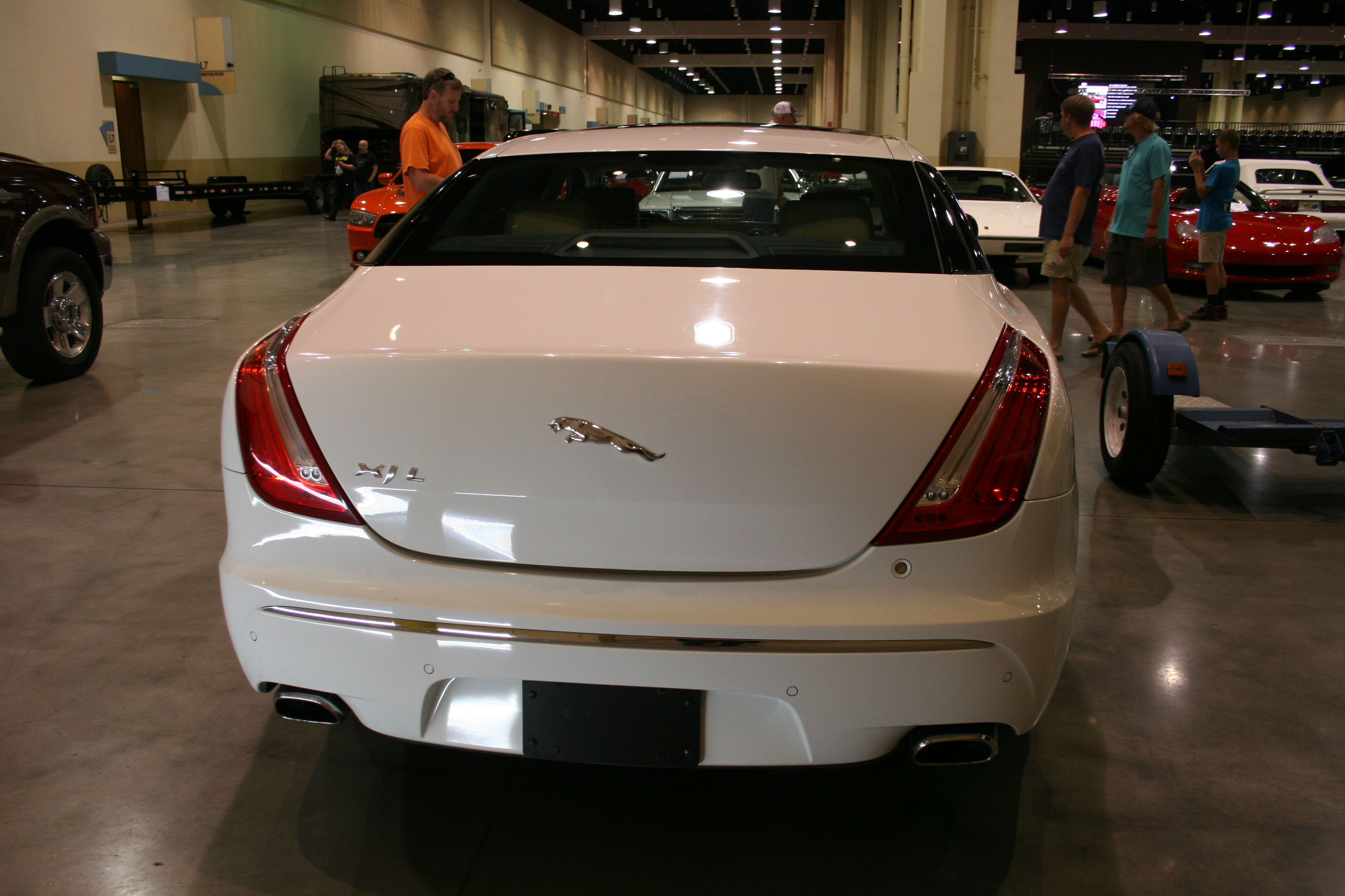 4th Image of a 2011 JAGUAR XJ8L