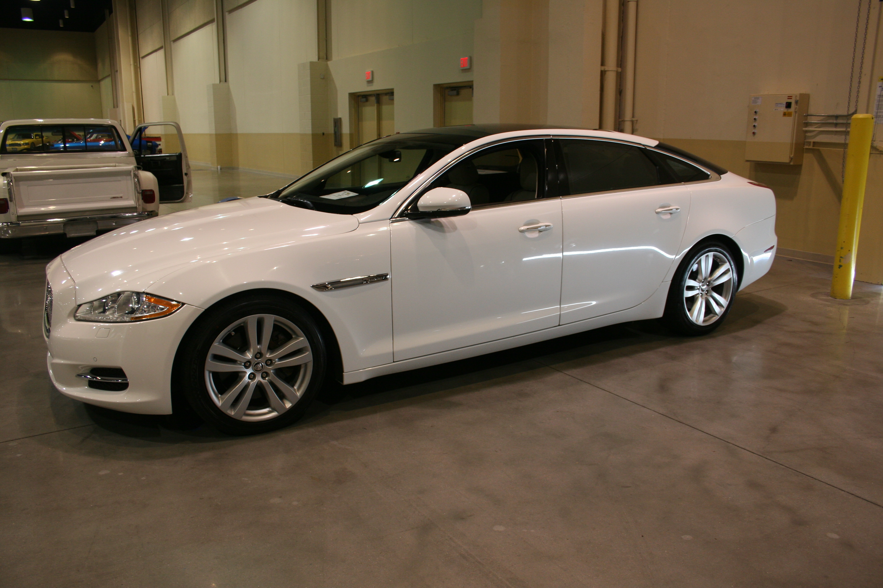 5th Image of a 2011 JAGUAR XJ8L