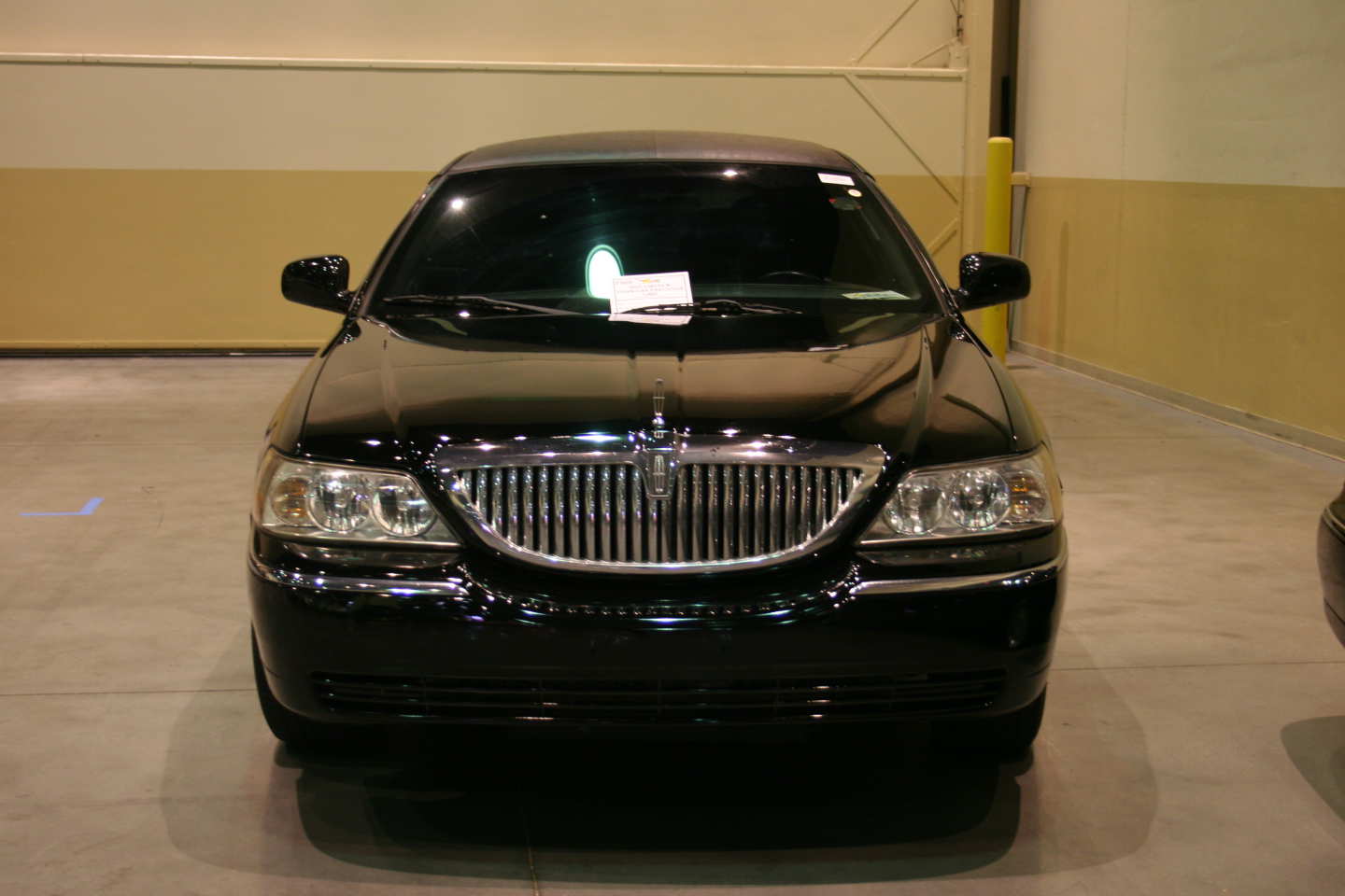 0th Image of a 2005 LINCOLN TOWN CAR EXECUTIVE