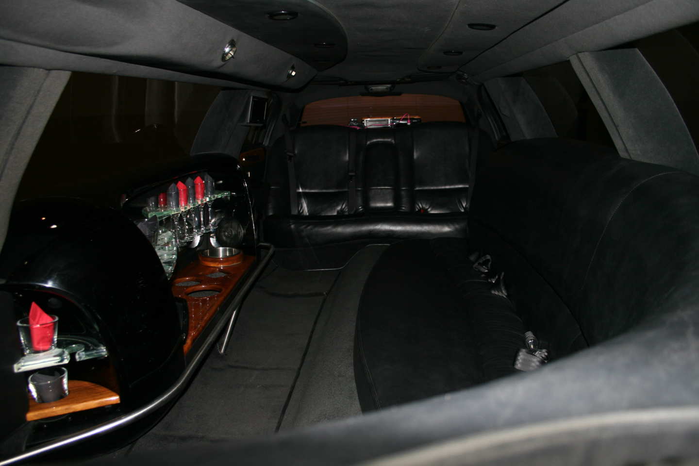 3rd Image of a 2005 LINCOLN TOWN CAR EXECUTIVE