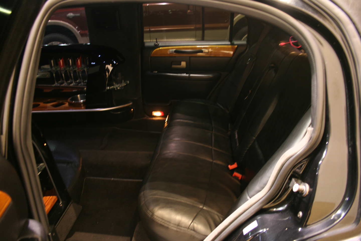 6th Image of a 2005 LINCOLN TOWN CAR EXECUTIVE