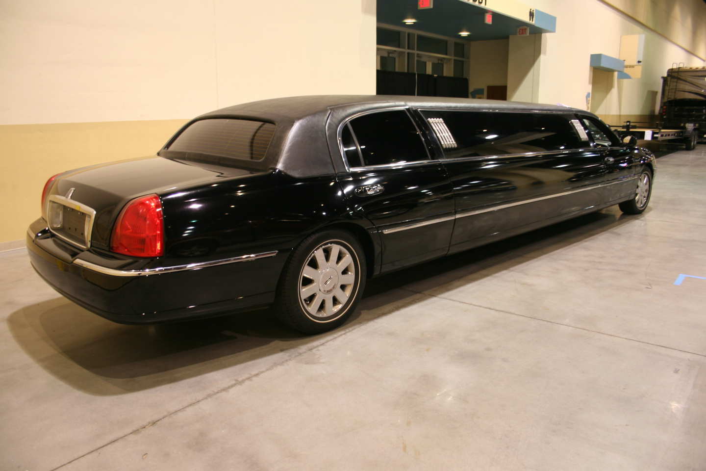 8th Image of a 2005 LINCOLN TOWN CAR EXECUTIVE