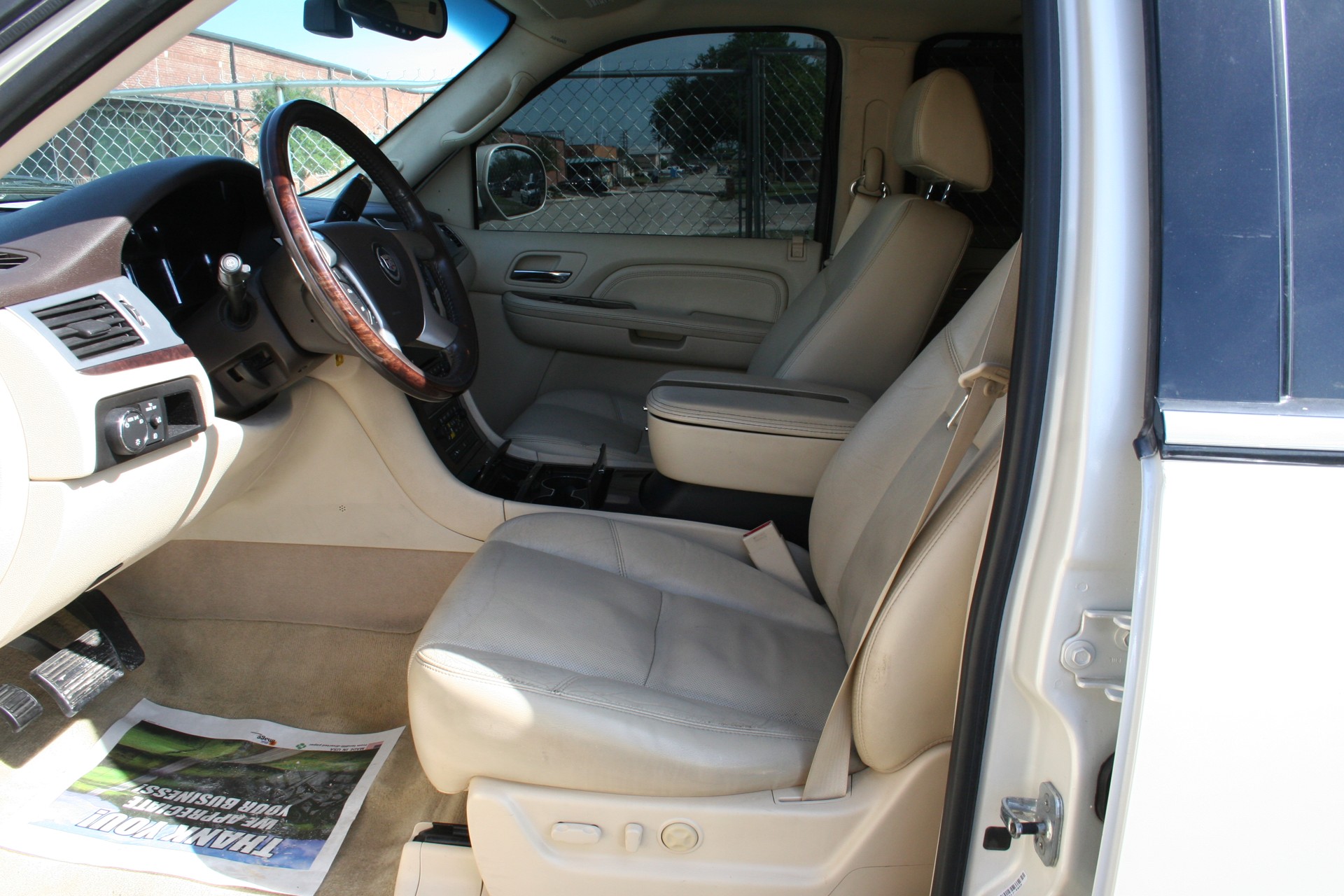 3rd Image of a 2008 CADILLAC ESCALADE 1500; LUXURY