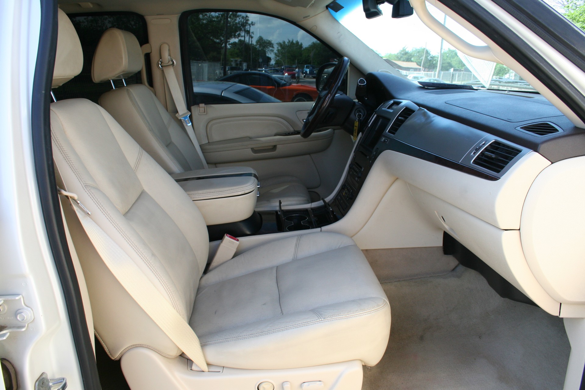 4th Image of a 2008 CADILLAC ESCALADE 1500; LUXURY