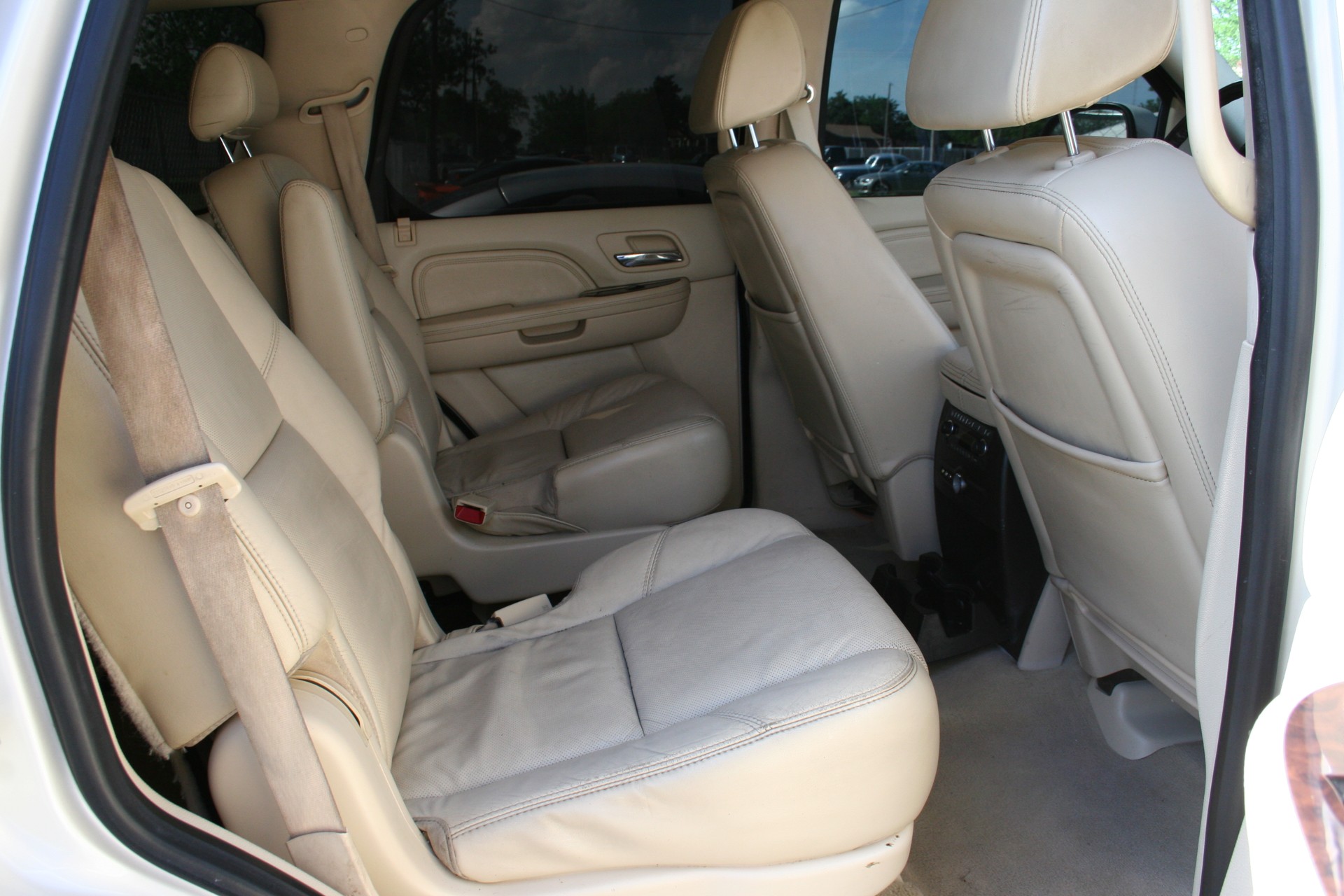 7th Image of a 2008 CADILLAC ESCALADE 1500; LUXURY