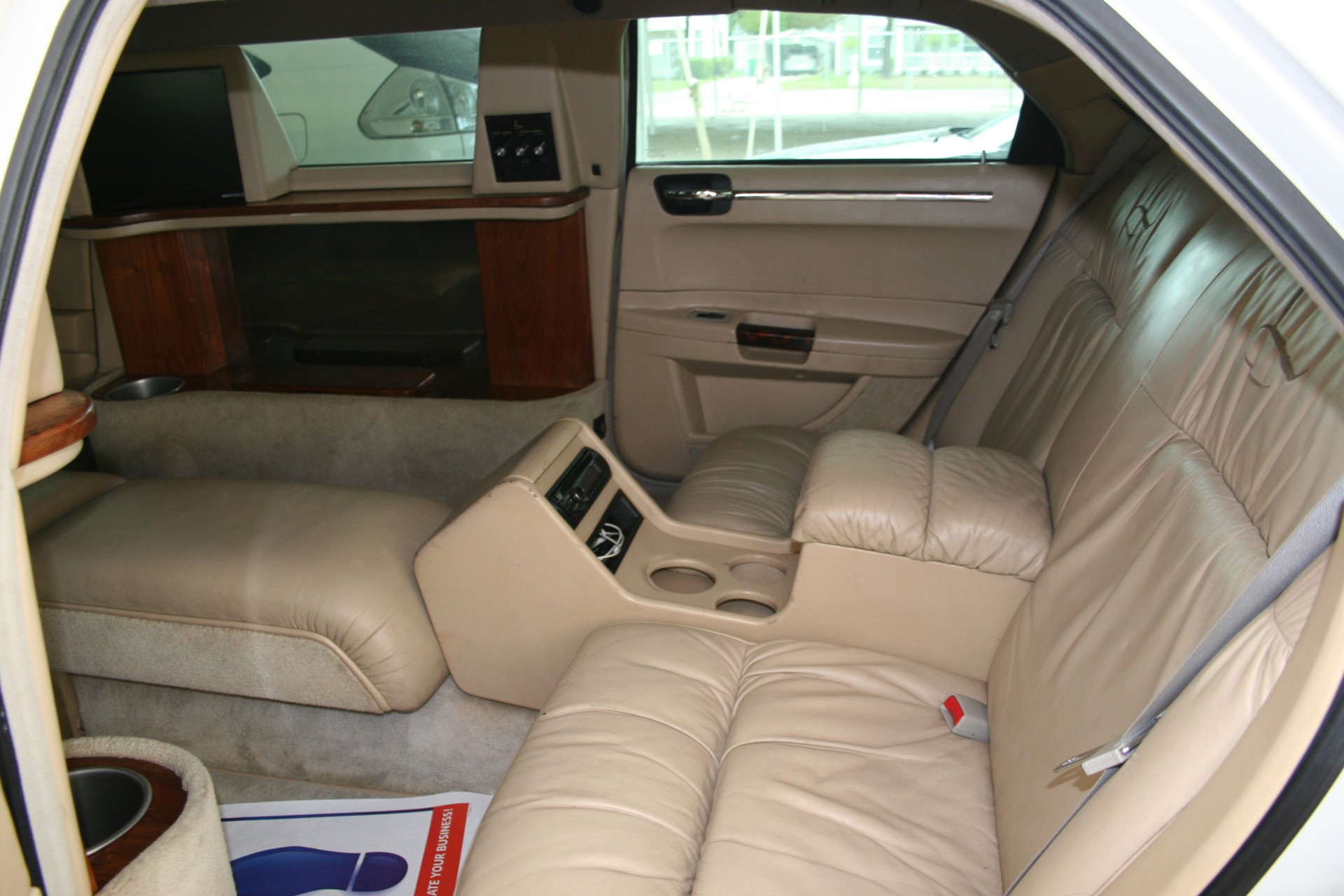 11th Image of a 2005 CHRYSLER 300 LIMO