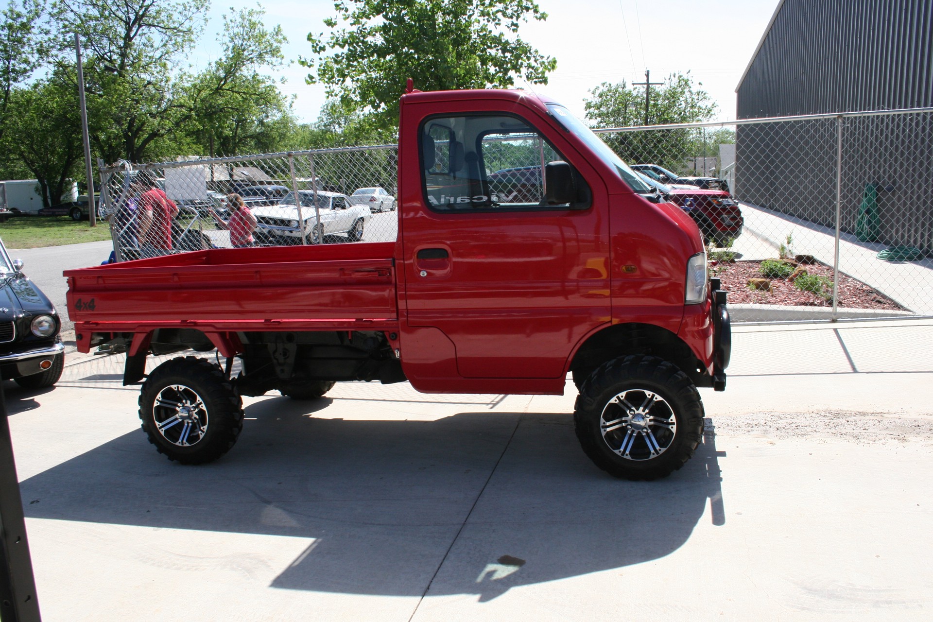 2nd Image of a 2000 MAZDA SCRUM 4X4