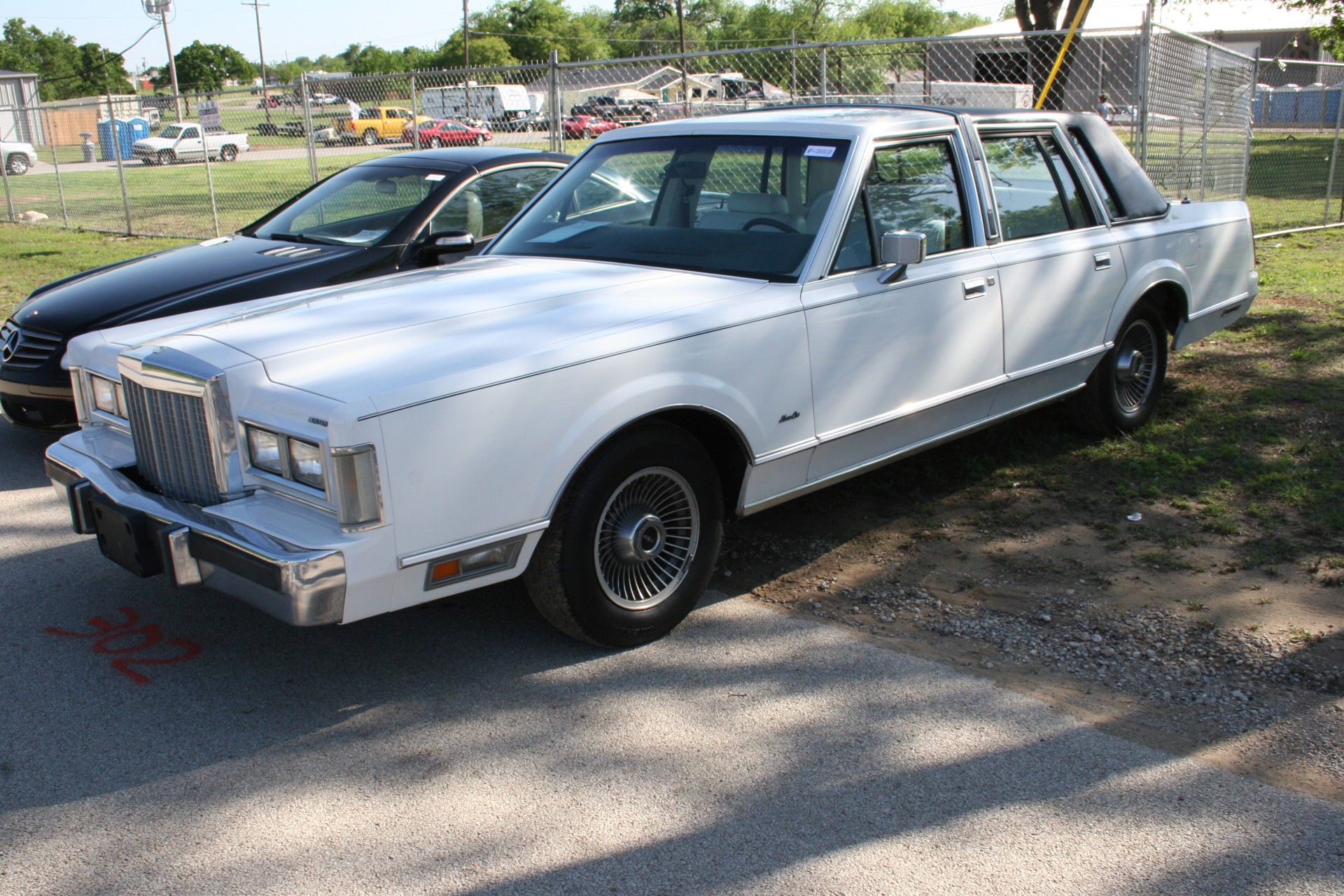 1st Image of a 1985 LINCOLN TOWN CAR