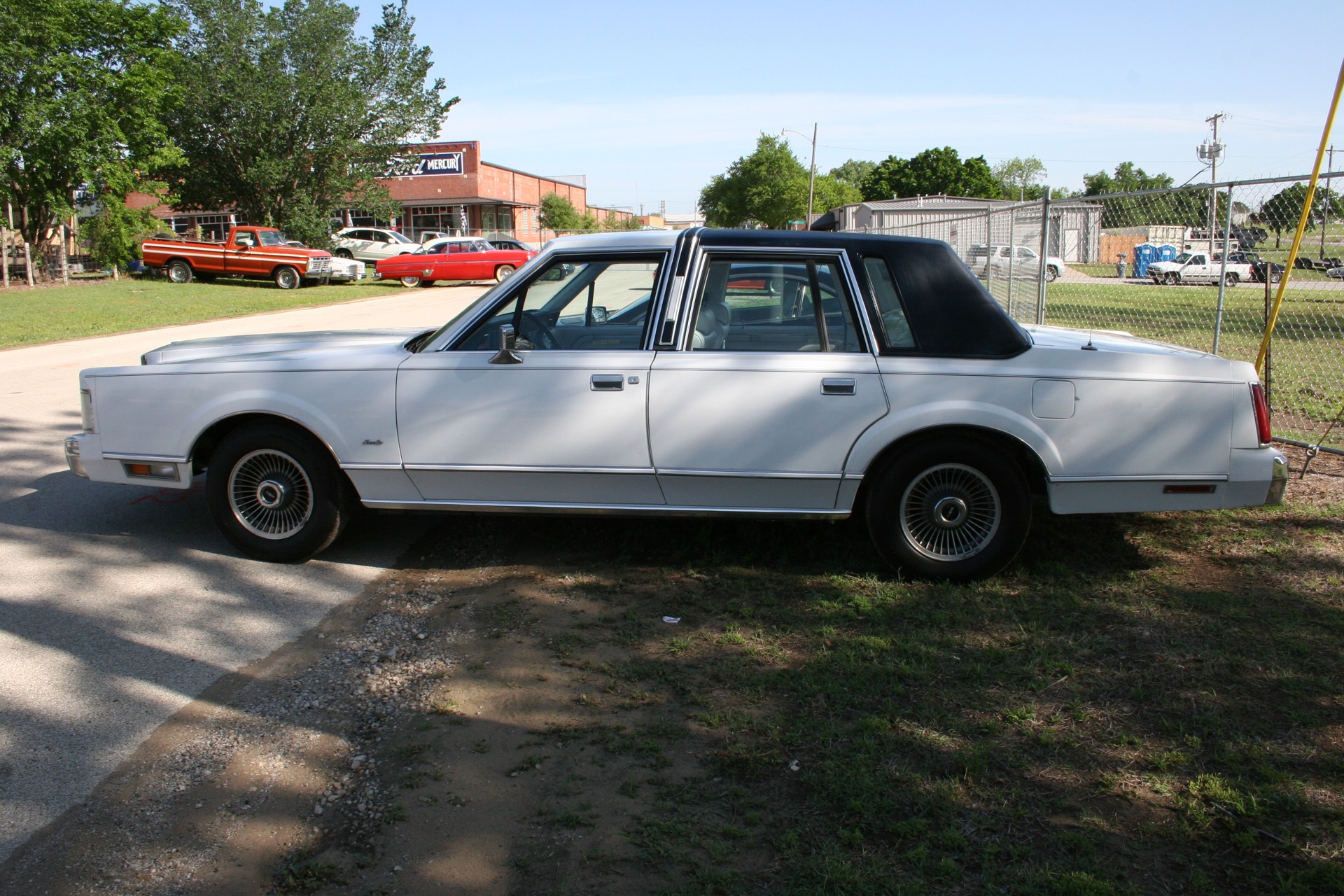 2nd Image of a 1985 LINCOLN TOWN CAR