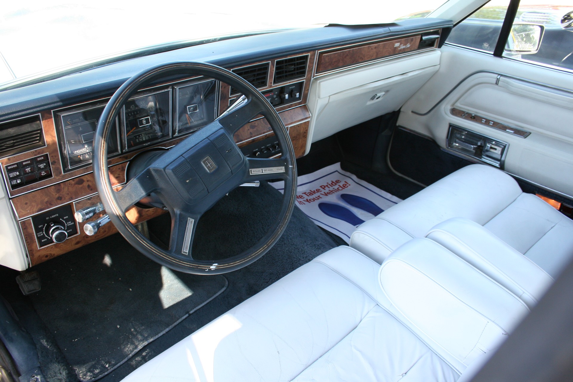 4th Image of a 1985 LINCOLN TOWN CAR