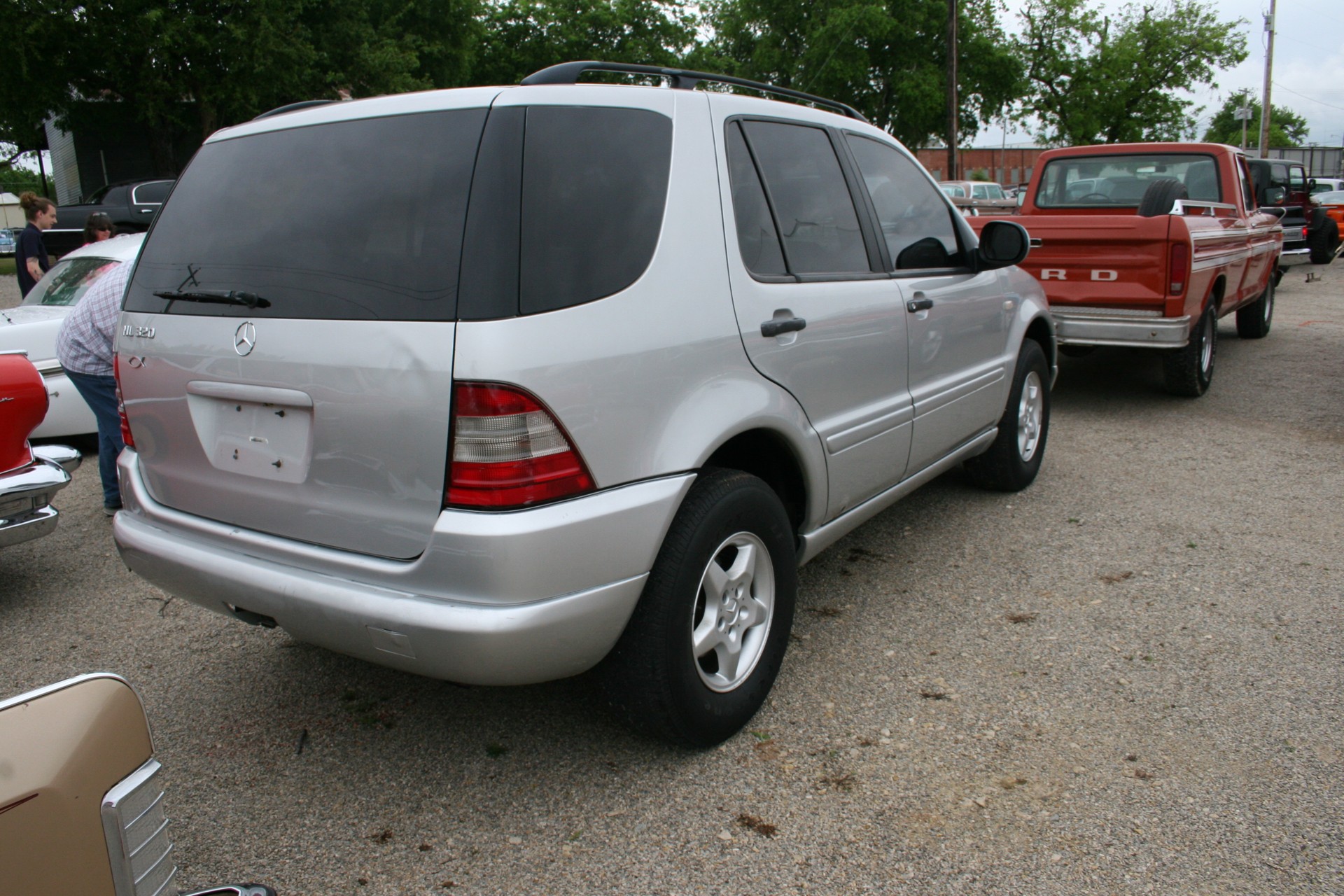 2nd Image of a 2000 MERCEDES-BENZ M-CLASS ML320