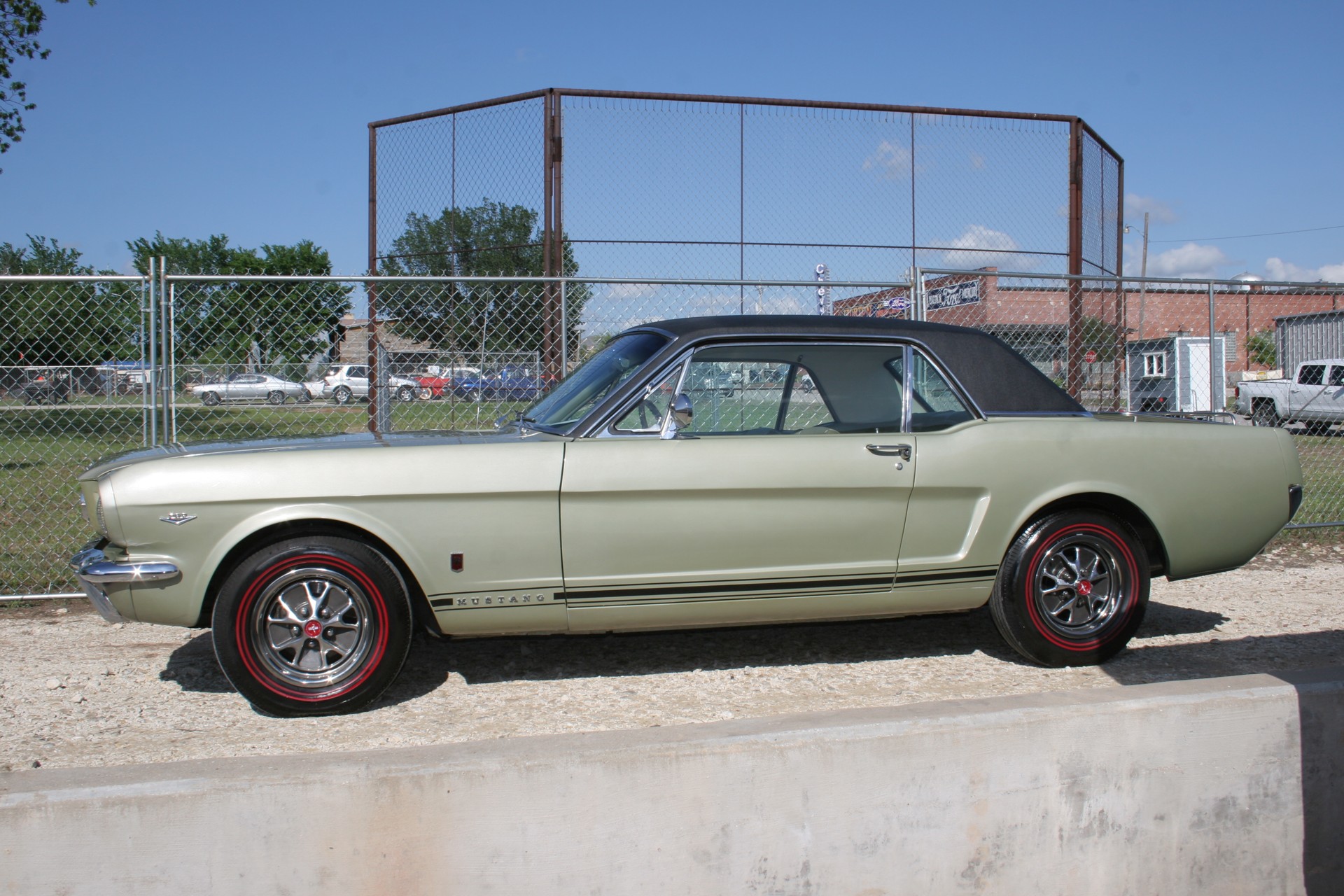 2nd Image of a 1966 FORD MUSTANG