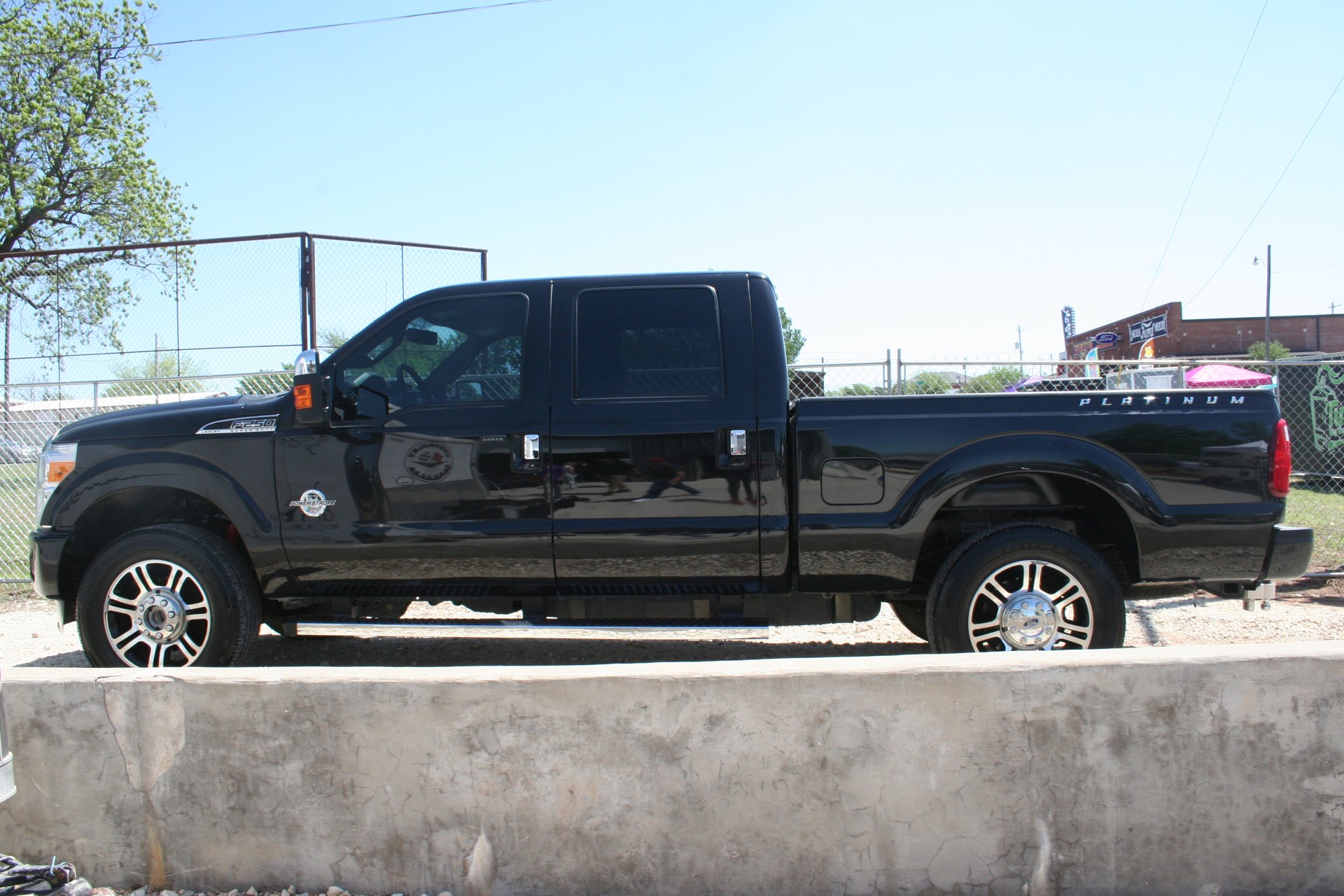2nd Image of a 2013 FORD F-250 SUPER DUTY