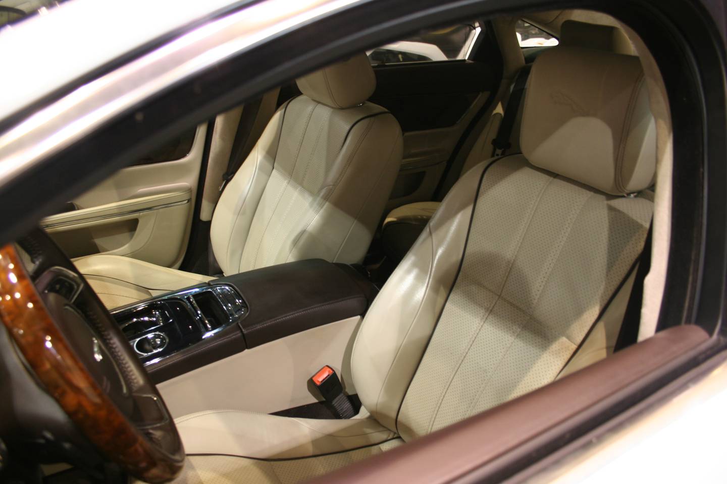 3rd Image of a 2011 JAGUAR XJ XJL