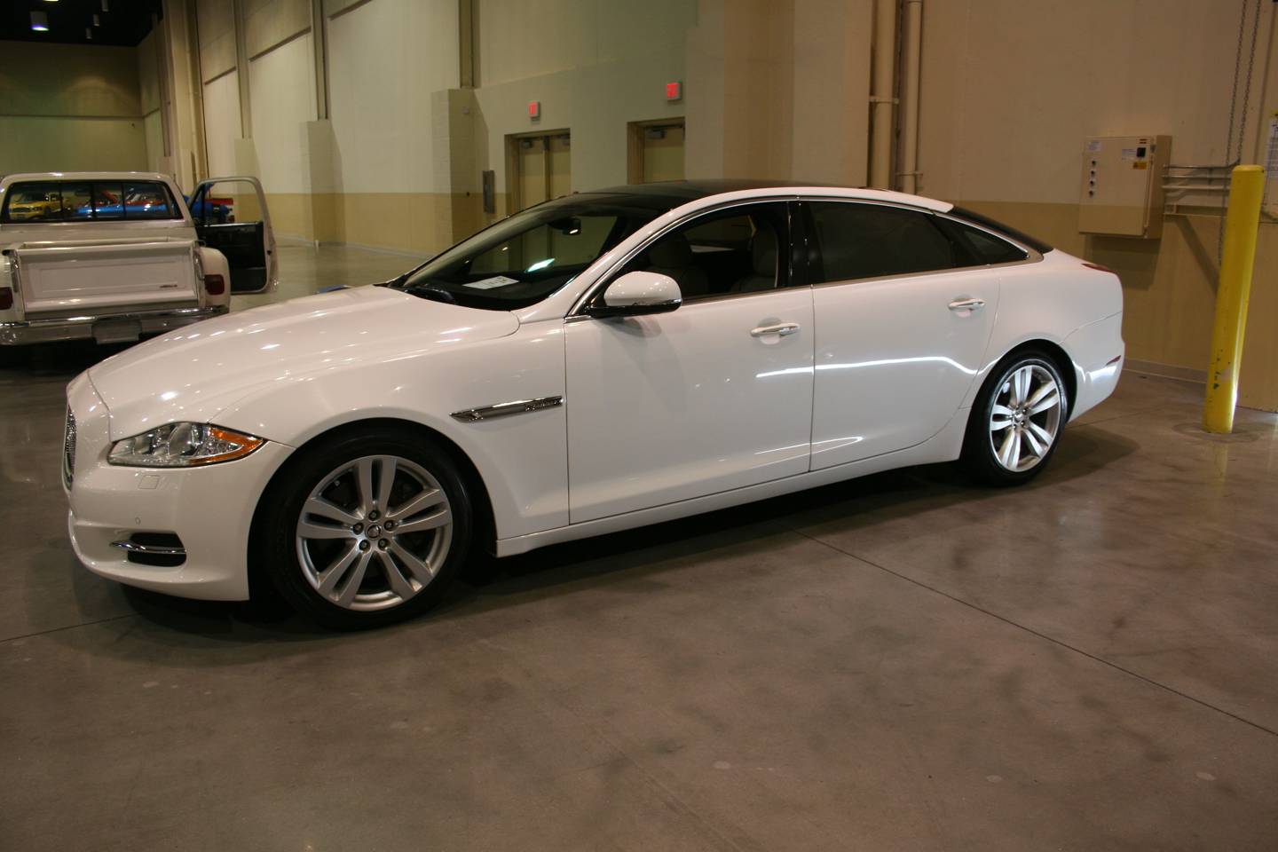 5th Image of a 2011 JAGUAR XJ XJL