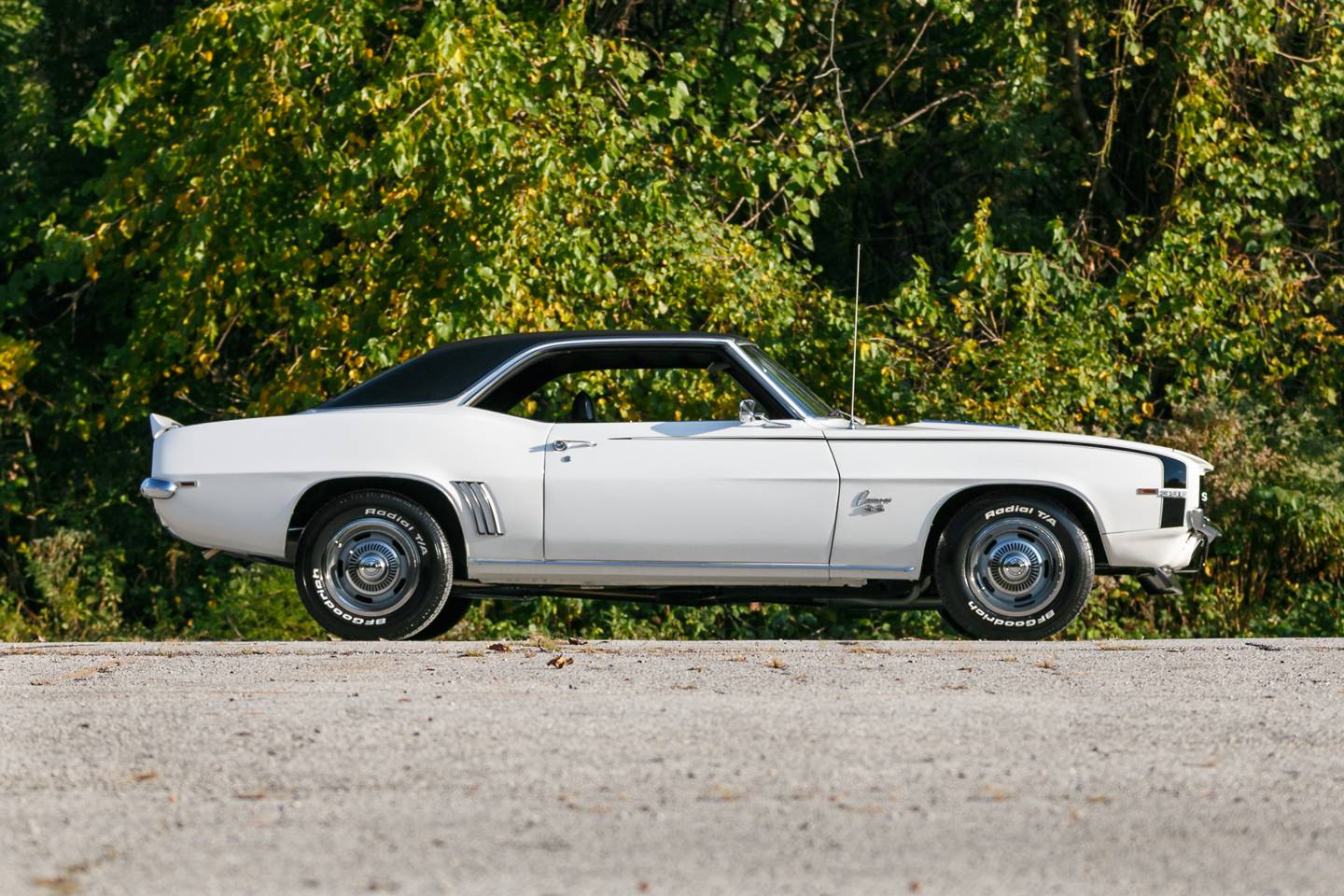 2nd Image of a 1969 CHEVROLET CAMARO