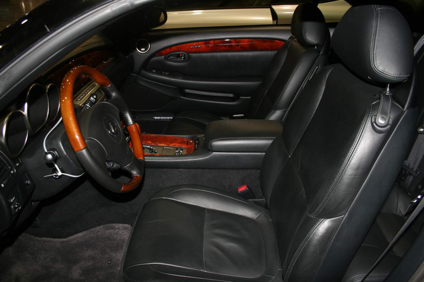 4th Image of a 2008 LEXUS SC 430