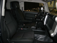 Image 6 of 13 of a 2007 TOYOTA FJ CRUISER S