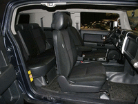 Image 11 of 13 of a 2007 TOYOTA FJ CRUISER S