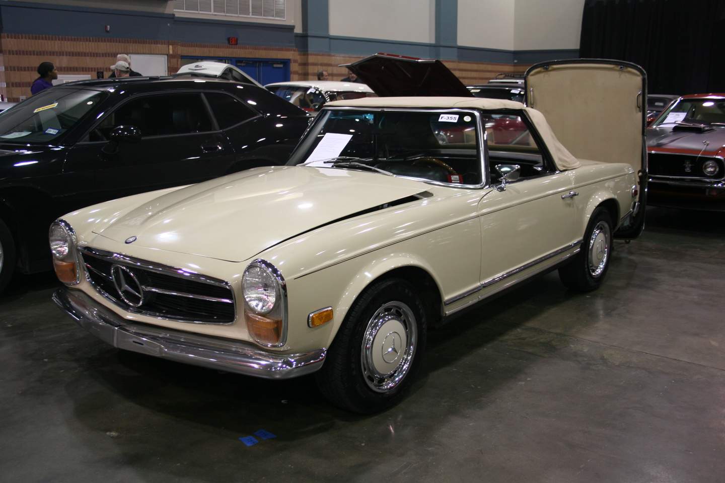 2nd Image of a 1970 MERCEDES 280 SL PAGODA W113