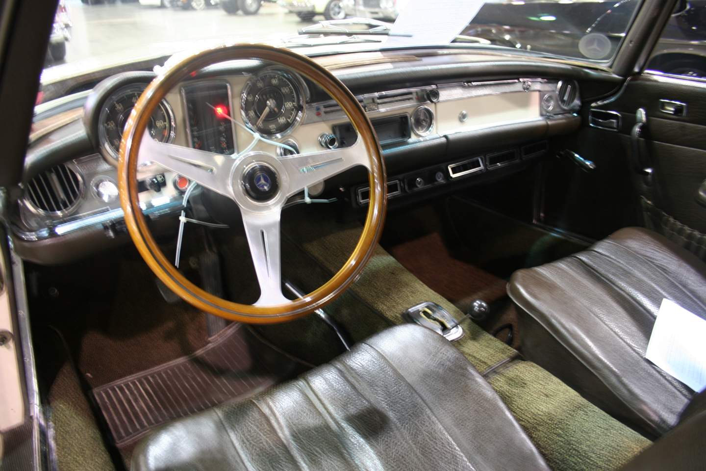 3rd Image of a 1970 MERCEDES 280 SL PAGODA W113