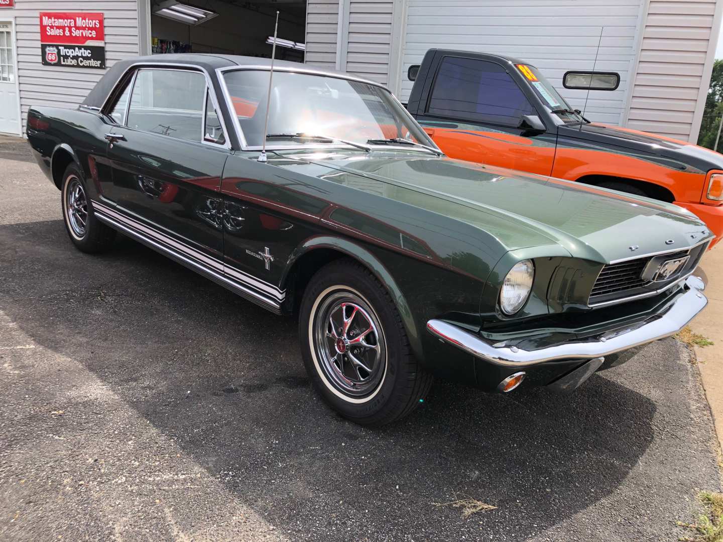 2nd Image of a 1966 FORD MUSTANG