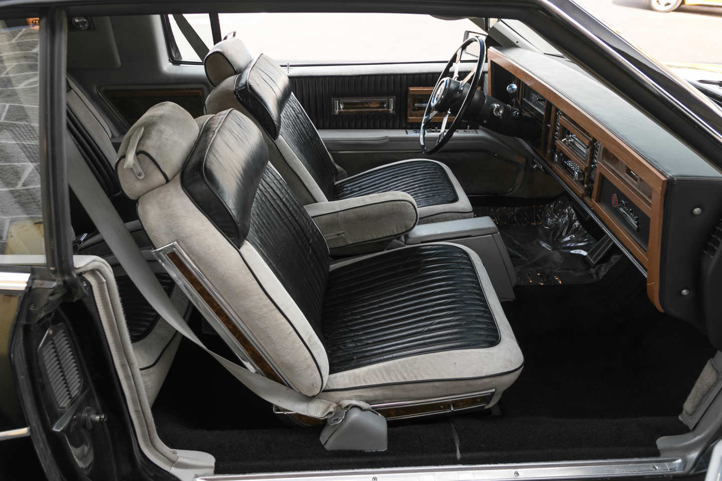 3rd Image of a 1982 BUICK RIVIERA