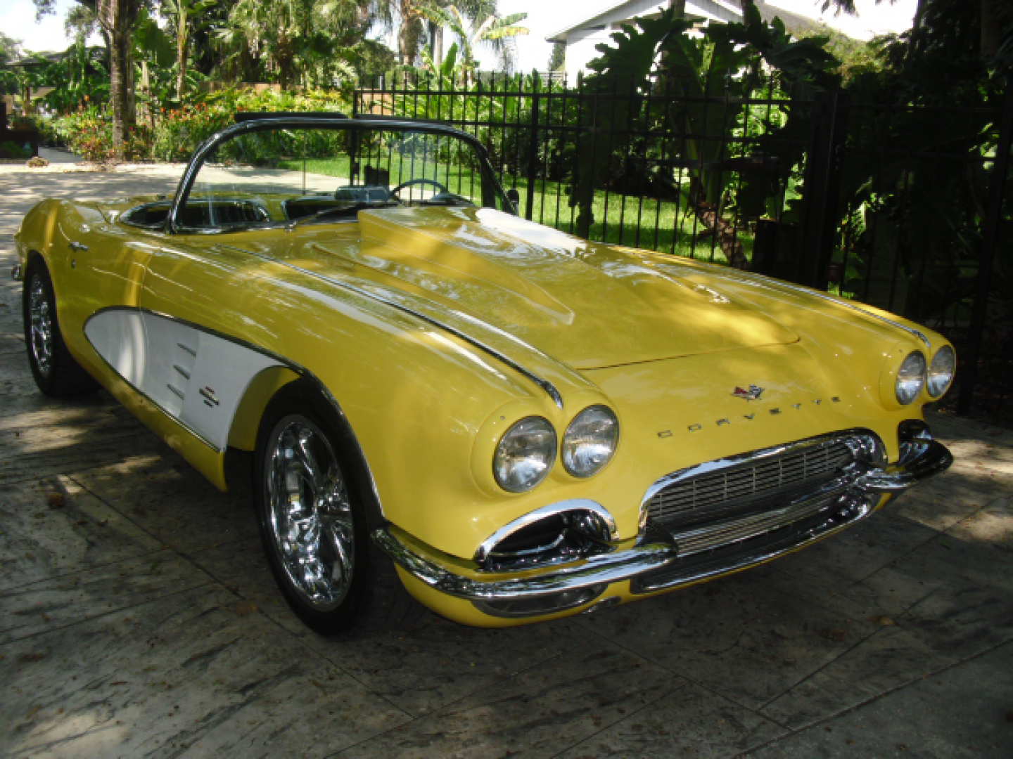 1st Image of a 1961 CHEVROLET CORVETTE