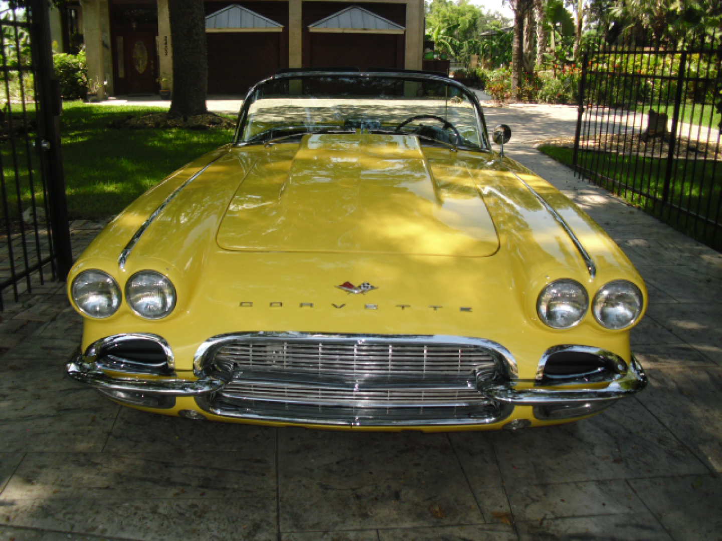 2nd Image of a 1961 CHEVROLET CORVETTE