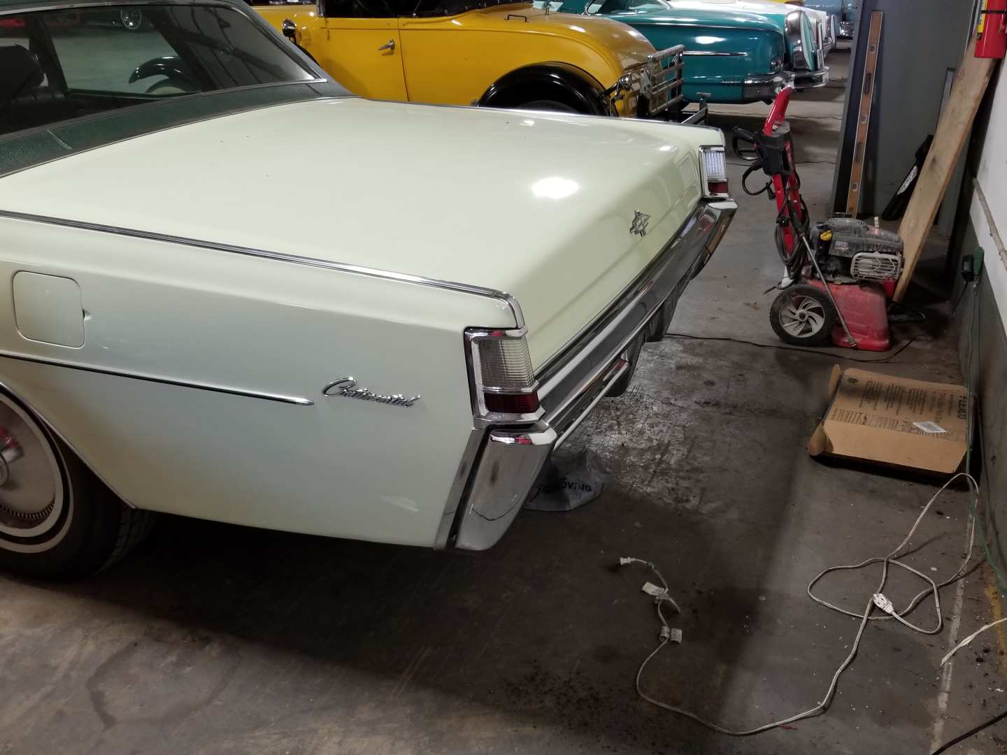 2nd Image of a 1969 LINCOLN CONTINENTAL
