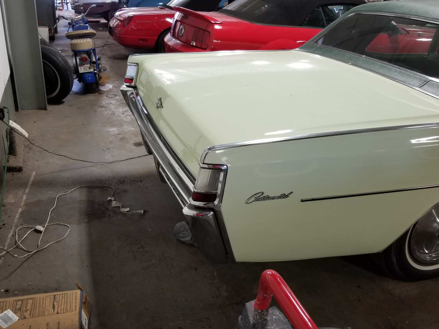 3rd Image of a 1969 LINCOLN CONTINENTAL