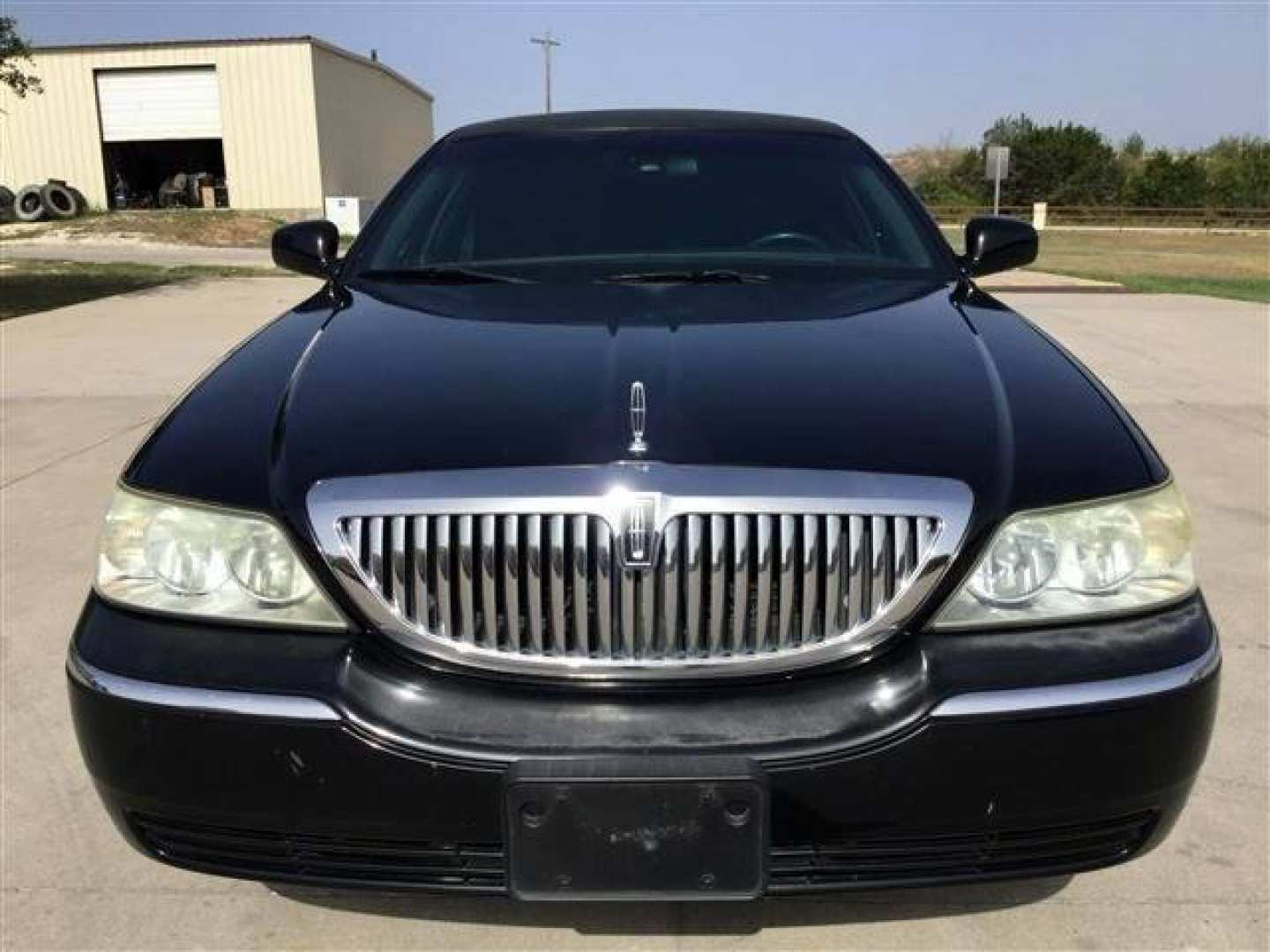 1st Image of a 2006 LINCOLN TOWN CAR EXECUTIVE