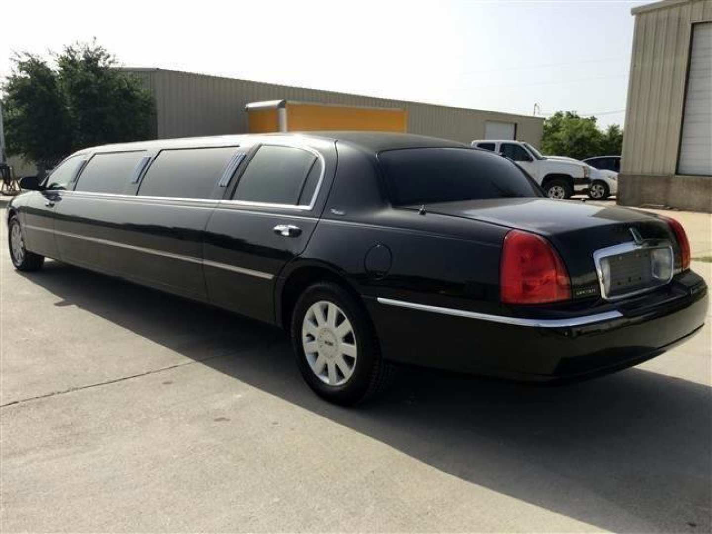 2nd Image of a 2006 LINCOLN TOWN CAR EXECUTIVE