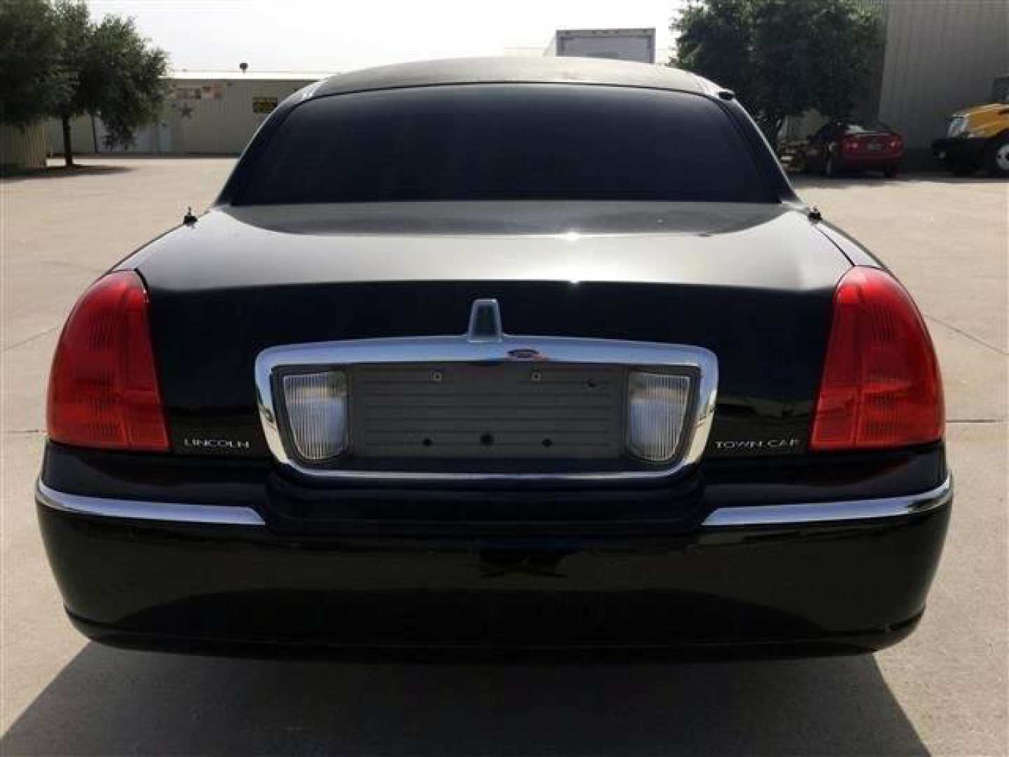 3rd Image of a 2006 LINCOLN TOWN CAR EXECUTIVE