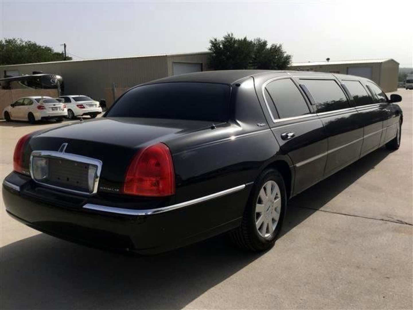 4th Image of a 2006 LINCOLN TOWN CAR EXECUTIVE