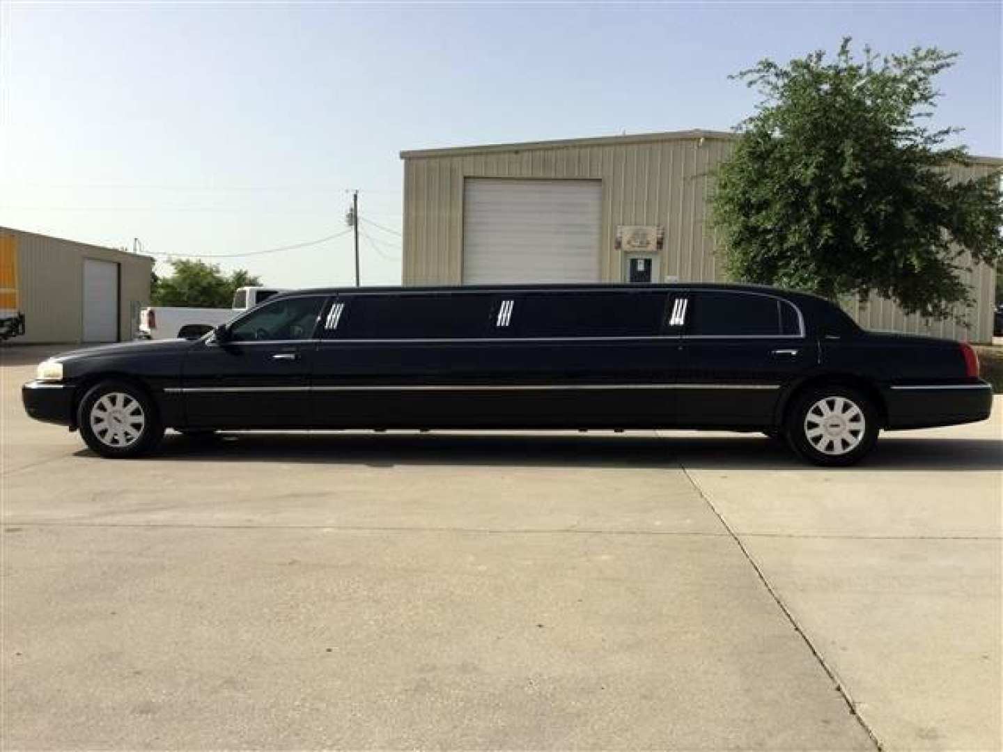 5th Image of a 2006 LINCOLN TOWN CAR EXECUTIVE