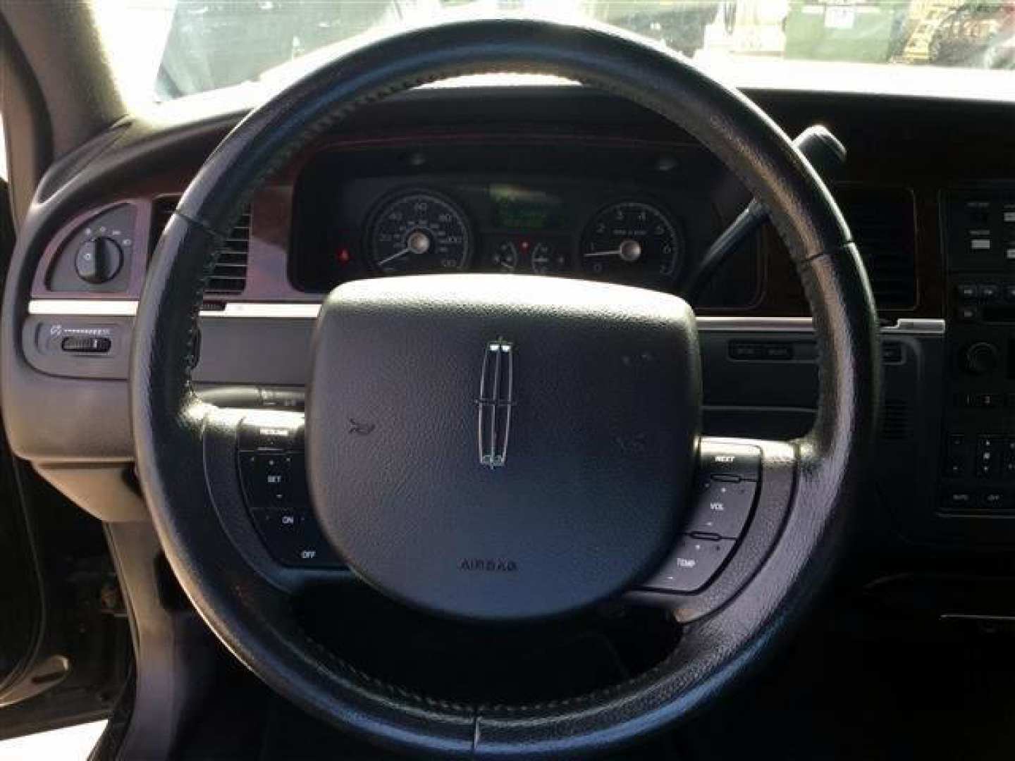 8th Image of a 2006 LINCOLN TOWN CAR EXECUTIVE